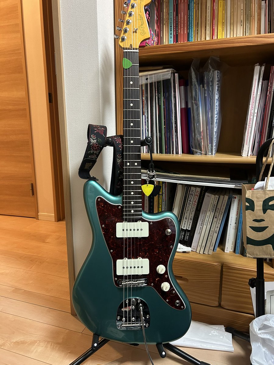 i2o93o's tweet photo. 高1��りにNewギター！沢山弾いて色んな所に連れていきたい。これから仲良く、よろしくお願いします。 https://t.co/rg7qdbo2bZ