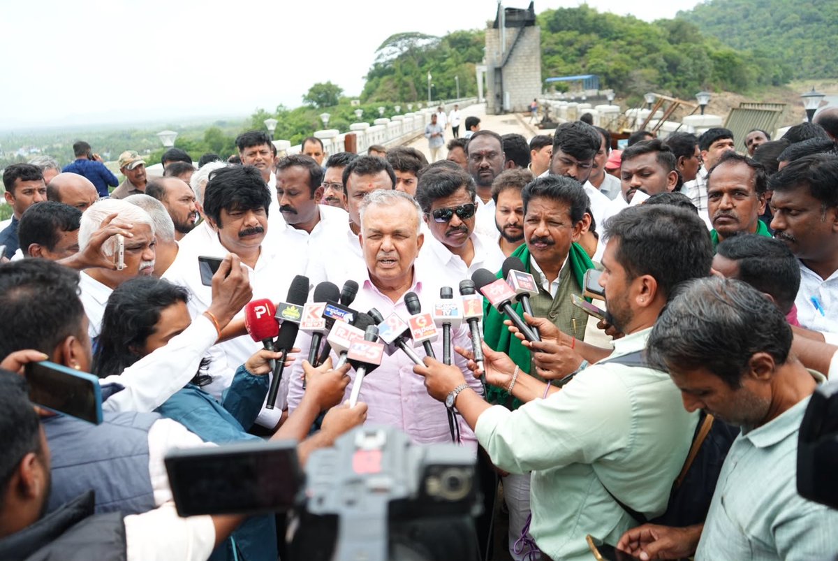 Raghumurthy_INC's tweet photo. ತರೀಕೆರೆ ಮಾರ್ಗ ಮಧ್ಯದಲ್ಲಿ ಭದ್ರಾ ಜಲಾಶಯ ಹಾಗೂ ಭದ್ರಾ ಮೇಲ್ದಂಡೆ ಯೋಜನೆಯ ಇನ್ಟೇಕ್ ಕಾಮಗಾರಿಯ ಪರಿವೀಕ್ಷಣೆಗೆ ಆಗಮಿಸಿದ ಮಾನ್ಯ ಜಲಸಂಪನ್ಮೂಲ ಸಚಿವರಾದ ಶ್ರೀ @RLR_BTM ರಾಮಲಿಂಗಾರೆಡ್ಡಿ ಅವರನ್ನು ಆತ್ಮೀಯವಾಗಿ ಸ್ವಾಗತಿಸಿ ಸನ್ಮಾನಿಸಲಾಯಿತು.
#UpperBhadra #BhadraProject #Karnataka #Irrigation #Chitradurga https://t.co/k1UzGCVYGN