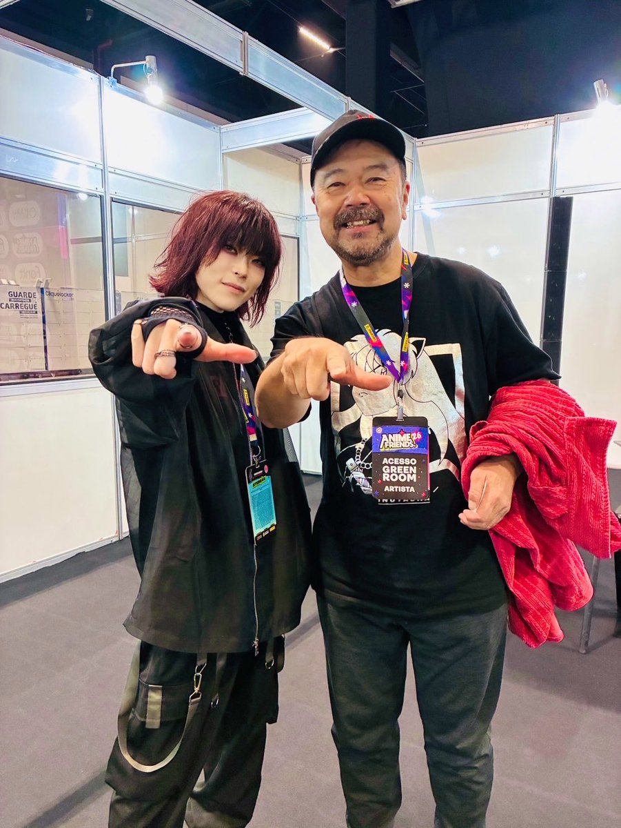 nanonano_me's tweet photo. 🇧🇷初日の出来事だったんだけど、現地取材があり待機していたら、ナノの前に取材を受けていた日本人のゲストがいて、お顔は存じ上げていなかったので最初はトークを聞いてたのですが、途中からコナンのテレビアニメや映画の詳しい話、キャスティング、そして、山崎和佳奈さんのことを語っていらして、目の前にいるのがプロデューサーの諏訪道彦さんだと気づき、子供のようにワクワクしました。

そして挨拶もでき、本当に嬉しかった！
コナンはナノの永遠の推しです。
真実はいつも一つ！