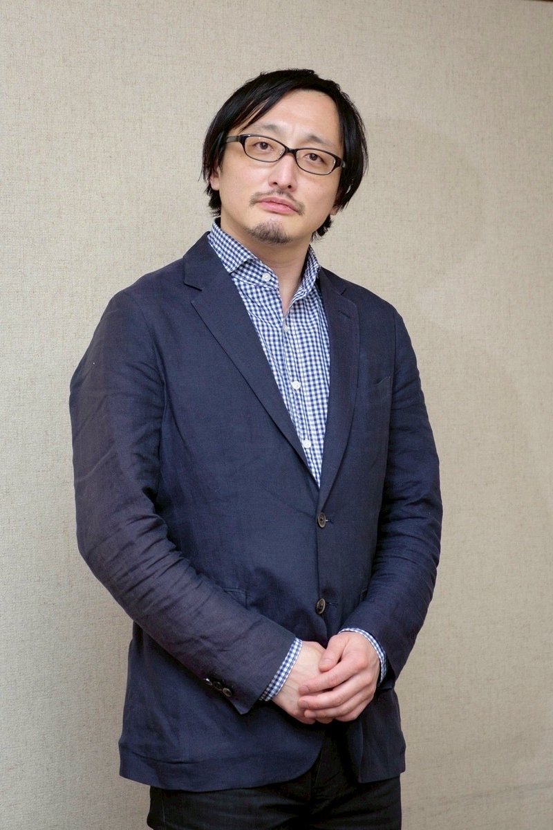 haikikou02's tweet photo. 8/13(木）19:30の回は怪談研究家・作家の吉田悠軌様にお越し頂きます。
著書『現代怪談考』この素晴らしい本に出会う事がなかったらこの『人足寄場』という作品は無かったと言ってもいい。そう強く言い切れるほど感銘を受けました。
自分の中でとても大切な1冊で折に触れて読み返しています。
今回の26年版『人足寄場』の台本作業をしている時も当然読み返してます。
『一生忘れない怖い話の語り方 すぐ話せる「実話怪談」入門』も『禁足地帯の歩き方』もあんまりにも面白くてこちらも何度も読んでいます。
そして実話怪談の著作『恐怖実話 怪の残像』は洒落にならないほど不気味で部屋で
1人で読むことが出来ないほどでした。
オカルト探偵の異名もさもありなんな博識と行動力。しかし、その佇まいは驚くほどユーモラス！！
また吉田悠軌様は演劇とホラーの実践の素晴らしい結実である『五反田怪団』にも
出演いやその中心として活躍もされています。私が『人足寄場』を作る時に最も影響を受けない様に観劇三昧の無料冒頭だけを繰り返しみていた『五反田怪団』だって観てしまったら絶対に影響を受ける・・・。でも、演劇で怖いってどうやんだ・・・。と悩んでいたのも3年前。その中心で語っていた吉田悠軌様の著作から想を得て自分なりのホラー演劇を作る事が出来たというのもなんとも奇妙でワクワクするような縁に感じます。1人のファンとして、吉田悠軌様の怪談へのスタンス、演劇とホラーの交差点などを伺いたいと思っています。おススメは『現代怪談考』マスト！！
或いは『中央線怪談』