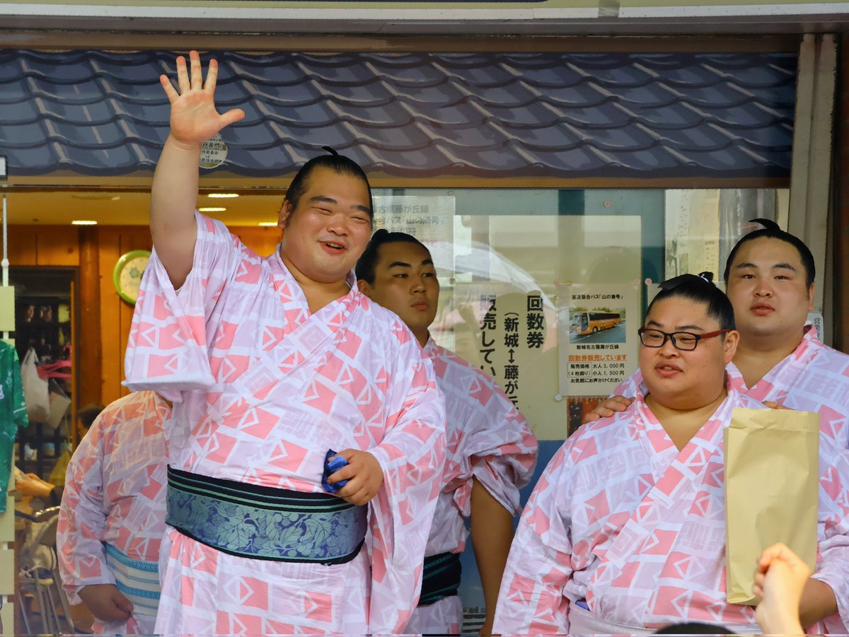 tama_yama_sumo's tweet photo. 昨日の藤が丘でのイベント。

景品をかけて白熱したじゃんけん大会🔥
4枚目は事前に出す手を宣言する心理戦を仕掛ける秋良さん😎
#阿武松部屋 https://t.co/JwCW08JCWq