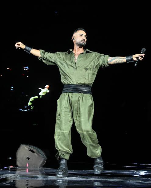 ajansmuhbir1923's tweet photo. Tan Taşçı’nın dün gece Tüpraş Arena’da verdiği konserde giydiği sahne kostümü: https://t.co/Cbt4jP5kQk