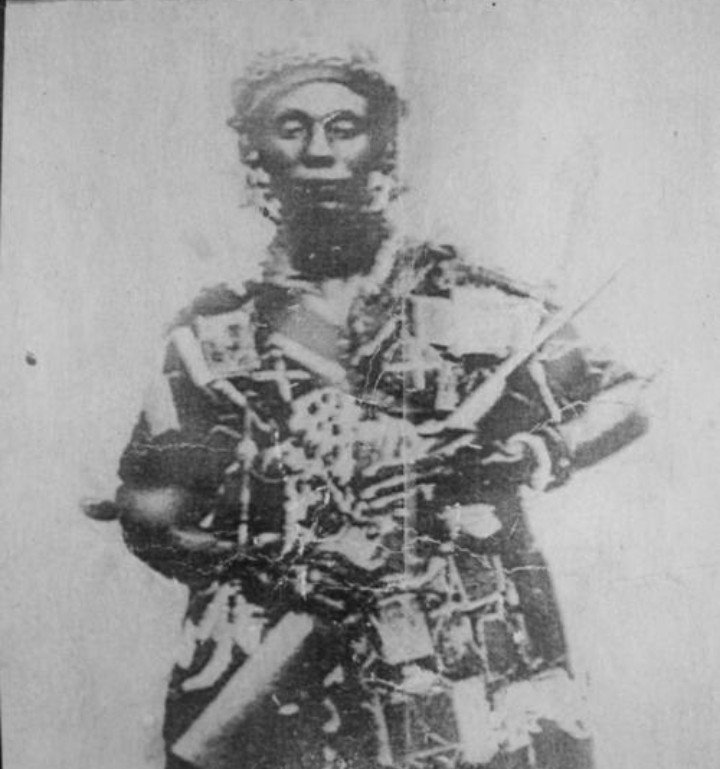Africaje's tweet photo. Yaa Asantewaa (vers 1840–1921) fut la reine mère d'Ejisu, dans l'Empire ashanti (actuel Ghana). Elle est l'une des plus grandes héroïnes de l'histoire africaine.

Reine mère et dirigeante respectée du peuple ashanti. https://t.co/RJL4jefObb