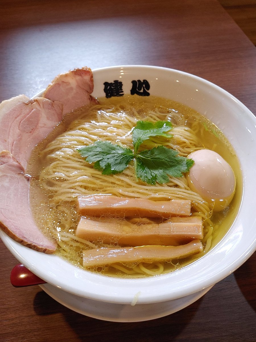 ramenmaniaj's tweet photo. 本日は諸用が有り山形県山形市へ🚗³₃

そして、山形市の人気店｢らーめん 健心｣へ初訪麺🍜

山形市と言ってももうほぼ天童市との境に有ります(*^^*)

券売機にて気になっていた･･･

鶏しおらーめんの大盛り1080円＋味玉120円＋トロ肉飯380円をオーダー✨

店内に入るとラーメンYouTuberなSUSURUさんや著名人な方々、お笑い芸人や宮城や山形の情報番組のアナウンサーの方々のサインがいっぱい😊

テレビ番組等でも取り上げられていて、
気になっていたお店ですが、更に期待値が上がります🤘😎🤘

程なく着丼✨

着丼するなり目を奪われる透き通ったスープに浮かぶキラキラとした黄金色の鶏油(*´д`*)ﾊｧﾊｧ✨

もう見た目で壮絶に旨そう＼(^o^)／

それでは、いただきます😋

まずはスープを一口😋

スープを口にした瞬間に鼻を抜ける素晴らしく芳醇な鶏の香り🥰

素敵にあっさりなのに鶏の風味と旨味とコクがグイグイと主張して来てめっちゃ深い味わい😍

ある意味、鶏の旨味の塊‼️

もう、鶏、鶏、鶏‼️な旨さ(*´ω｀*)

そこに相まる塩の塩味は一気に立ち上がるキリッと濃い塩味ですが、鶏の風味や旨味を全く邪魔せずに後味にはまろやかさと塩の旨味を感じます🤤👍🏻 ̖́-

シンプルだけど旨味の塊の様なスープ✨

麺は自家製麺なストレートの細麺🍜

ツルツルな口触り＆に歯切れにも感じるモチモチな食感😋

麺をすする度に鼻を抜ける鶏の素敵な風味がまた素晴らしい✨

チャーシューは豚モモ肉と豚肩ロース肉🐷

どちらも燻製のスモーキーな香りが素晴らしく、モチモチとした食感と旨味が際立っています(*^^*)

トロ肉飯の豚バラ軟骨肉🐷

お肉はホロホロの軟骨はもうトロトロ✨

生姜が効いた濃いめの味付けが白飯にめっちゃ合う🤤👍🏻 ̖́-

(〃´o｀)=3 ﾌｩ

旨かったぁ((美^～^味))ﾓｸﾞﾓｸﾞ♪

 #山形県  #山形市  #らーめん健心  #ラーメン  #らーめん