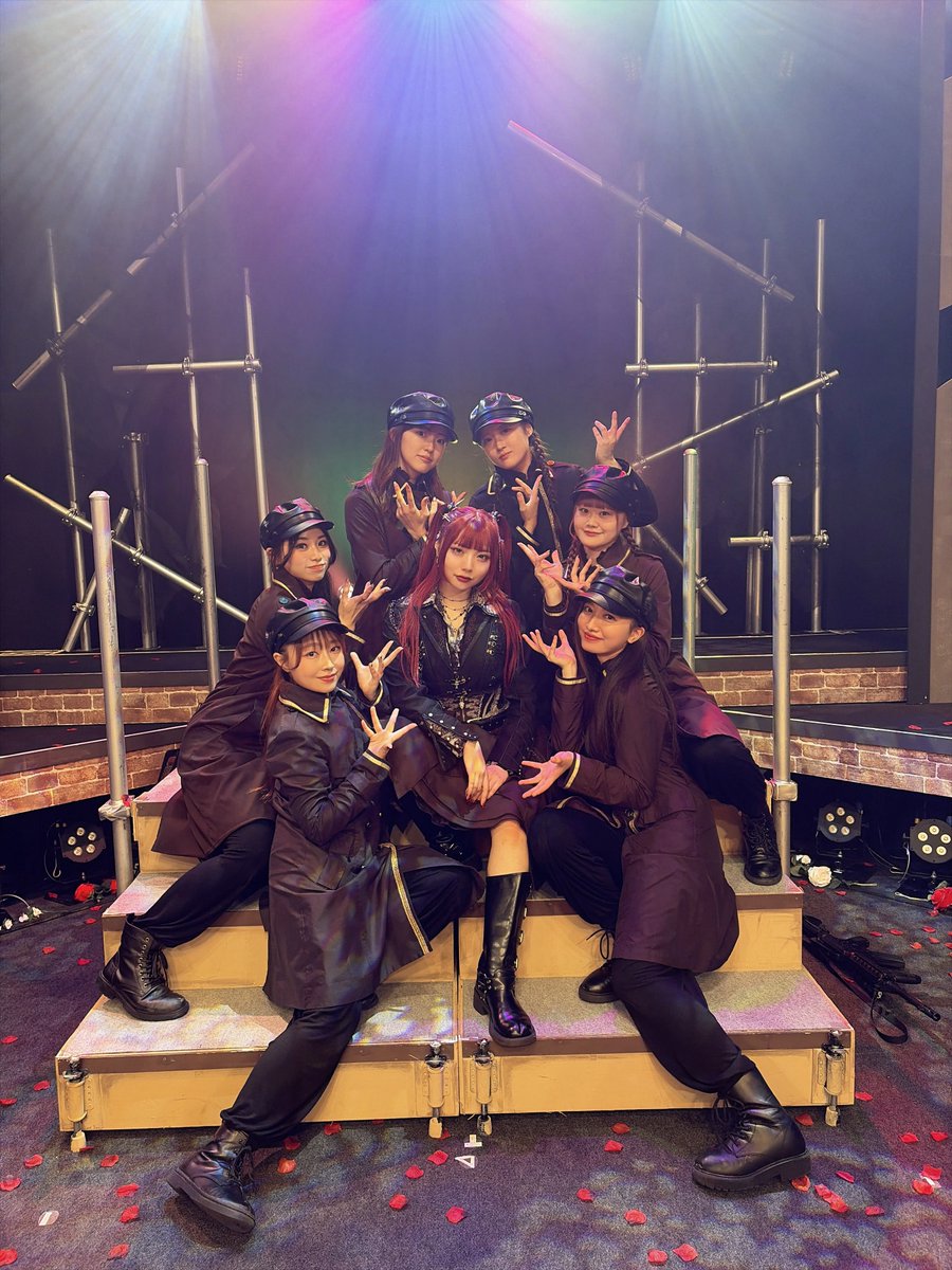 aizome_karen's tweet photo. #女王ステ
 本日も2公演！ありがとうございました🥀
サーヴァントのみんなです。
戦い…舞台を動かし…踊りまた戦い…いろいろな姿で世界を作り上げてゆく皆に心から感謝です。
10人くらいいるかと思いきや6人！すごすぎ。
みんなだいすき❤️‍🔥

明日は休演日です。
この先もまだまだよろしくお願いします！