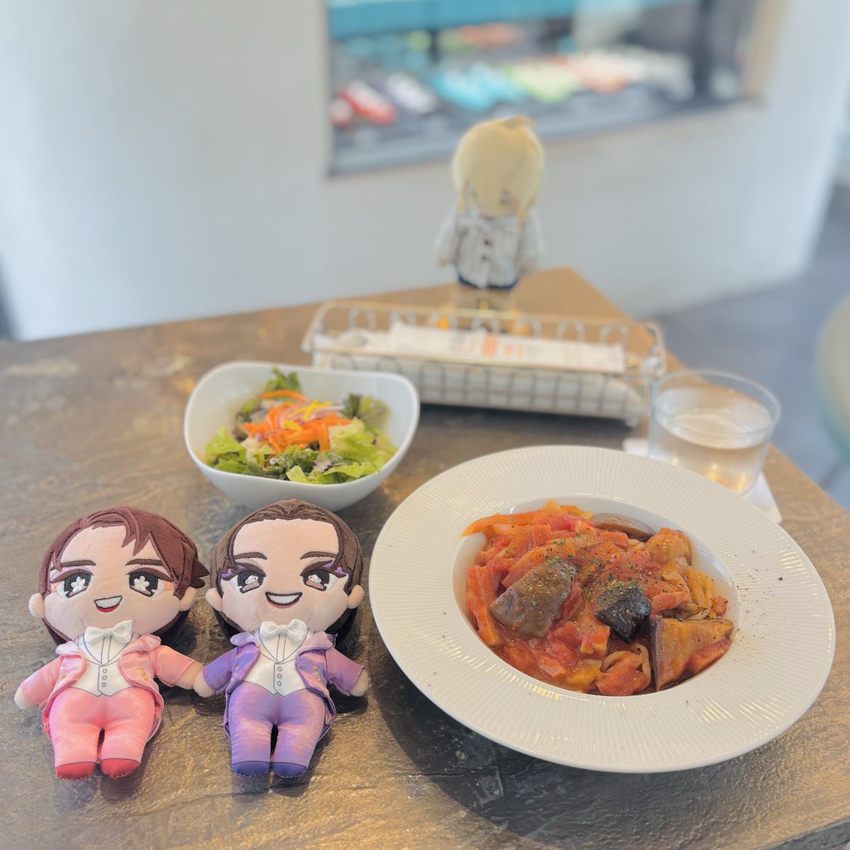 fcna_h6's tweet photo. そういえば、トップぬいお迎えした日にランチも近くのかっふぇで頂いたんですけど、定位置奪われてしょんぼりな那月くんが本当にかわちくてきゅん🫶🏻 https://t.co/Gs5qP8zPHi