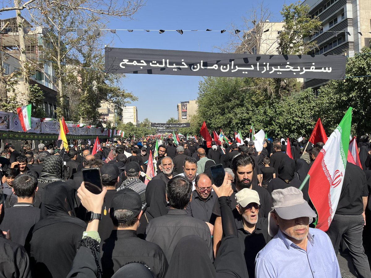 jamande_1401's tweet photo. با هم می‌مونیم و با هم می‌آییم، چون این راه راه ماست
فردا روز حماسه و اقتدار ماست
#حی_علی_العزا https://t.co/rgBXQXsOER