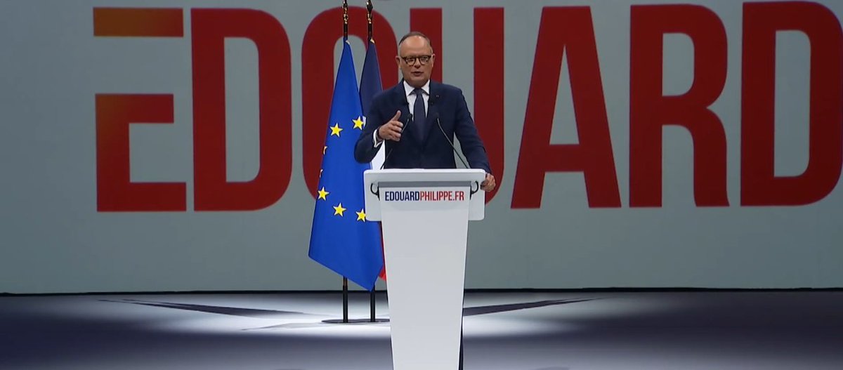 jon_delorraine's tweet photo. Edouard Philippe qui nous fait le numéro de Cosette tout en étant le premier ministre qui a fait tirer au LBD sur les gilets jaunes. 🤮 https://t.co/wep6QPIyjY