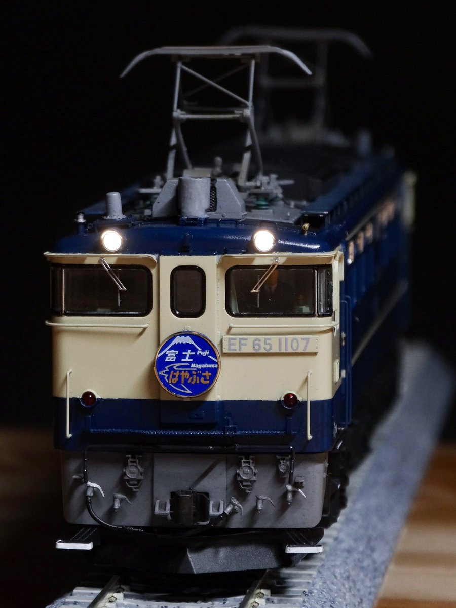 sarubenben's tweet photo. EL4台同時製作のうちのラスト、EF65 1107が完成。前期型をベースに製作しDCCサウンド化。1100と同じく土崎の青15号を表現したかったため全塗装。本機もボナのPFパーツに大変お世話になりましたが、工程が多すぎてPFは当分こりごりです…。 1107にした理由は言わずもがな、伝説のふじぶさ代走機のため。 https://t.co/hgwF4yiPfo