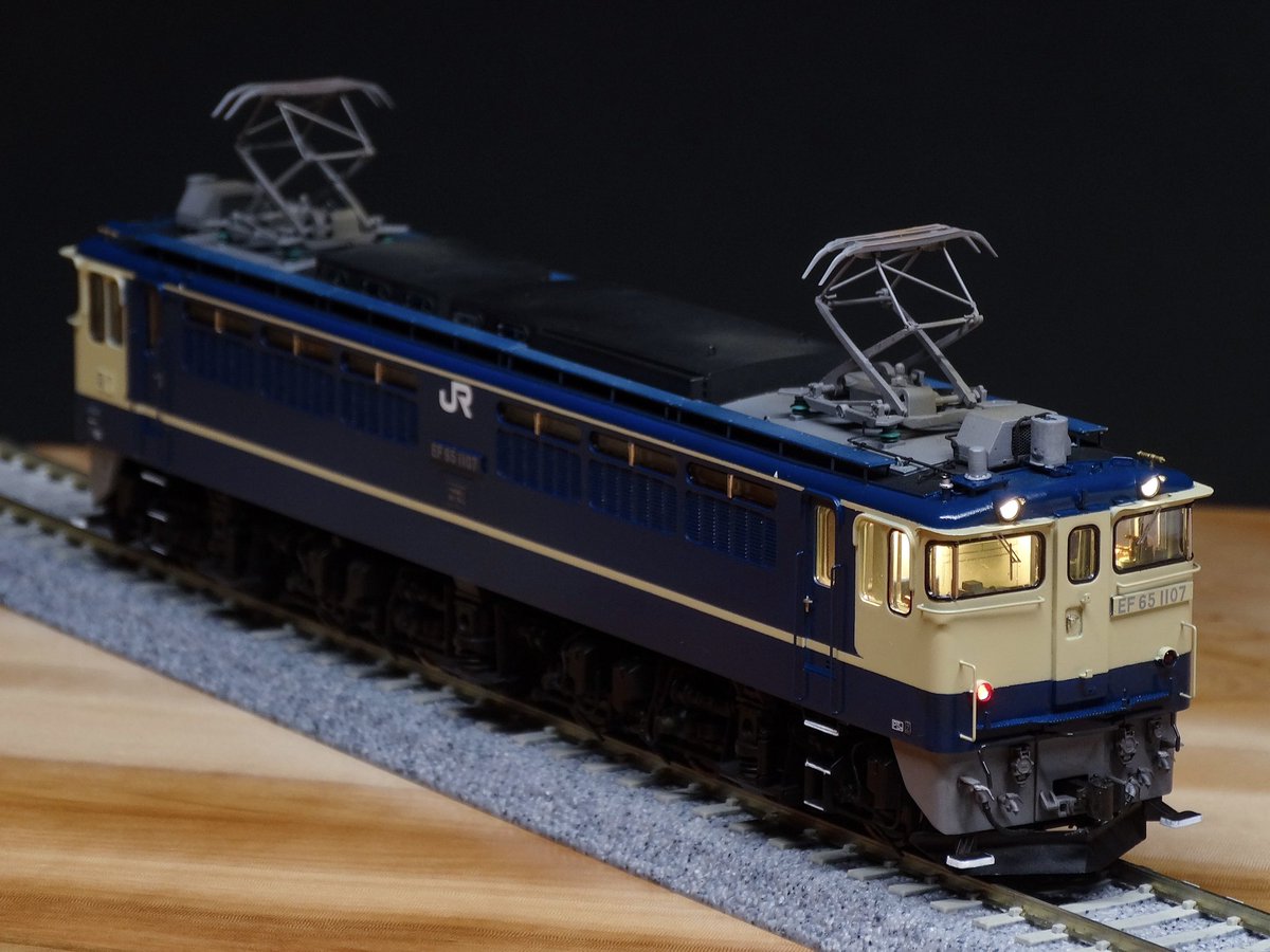 sarubenben's tweet photo. EL4台同時製作のうちのラスト、EF65 1107が完成。前期型をベースに製作しDCCサウンド化。1100と同じく土崎の青15号を表現したかったため全塗装。本機もボナのPFパーツに大変お世話になりましたが、工程が多すぎてPFは当分こりごりです…。 1107にした理由は言わずもがな、伝説のふじぶさ代走機のため。 https://t.co/hgwF4yiPfo