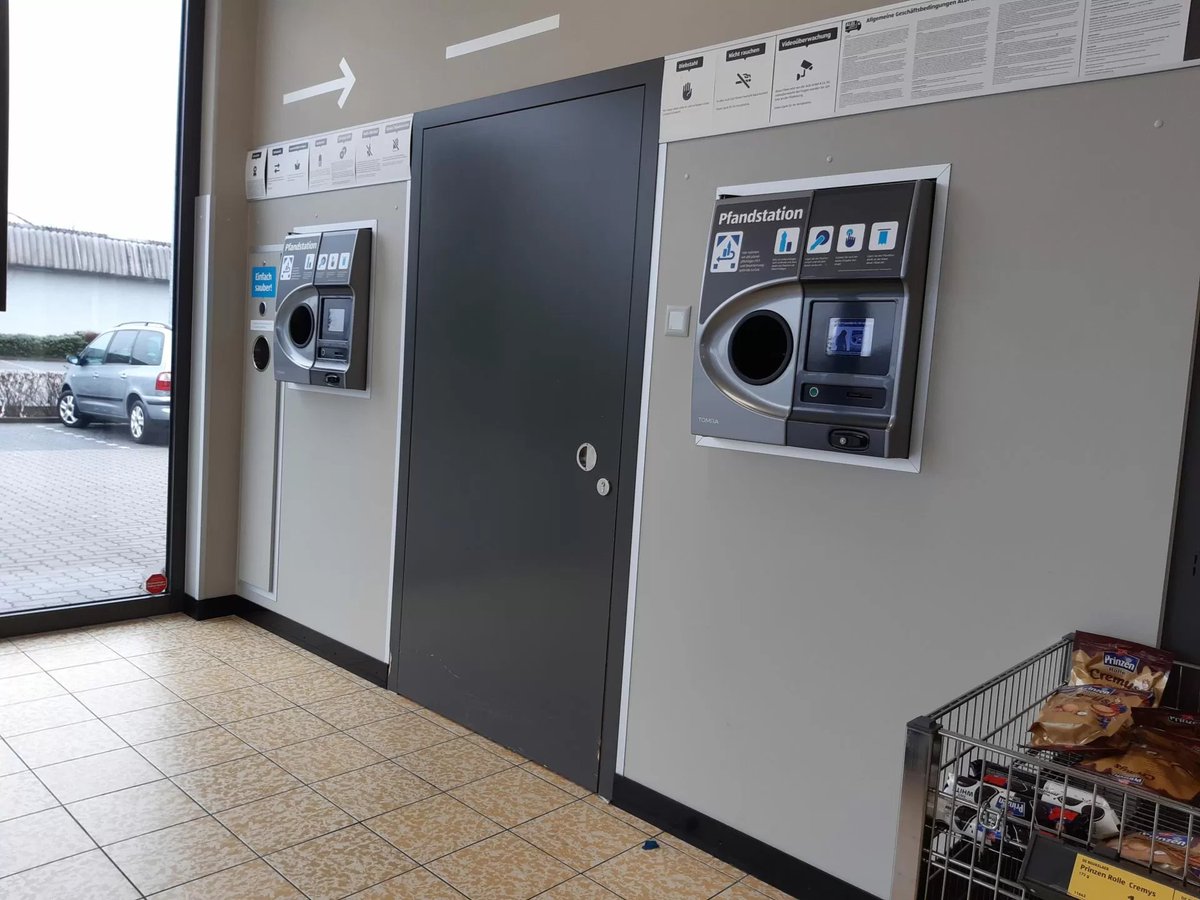 Raya_for_BTS's tweet photo. ARMYs visiting Munich! When buying drinks look out for this symbol on your bottle. You pay 0.25€ deposit. When you bring it back to any store, you'll get the money back! Look for a station like this one. After putting all your bottles inside, you'll get a coupon.+ https://t.co/BcTJVyffU4