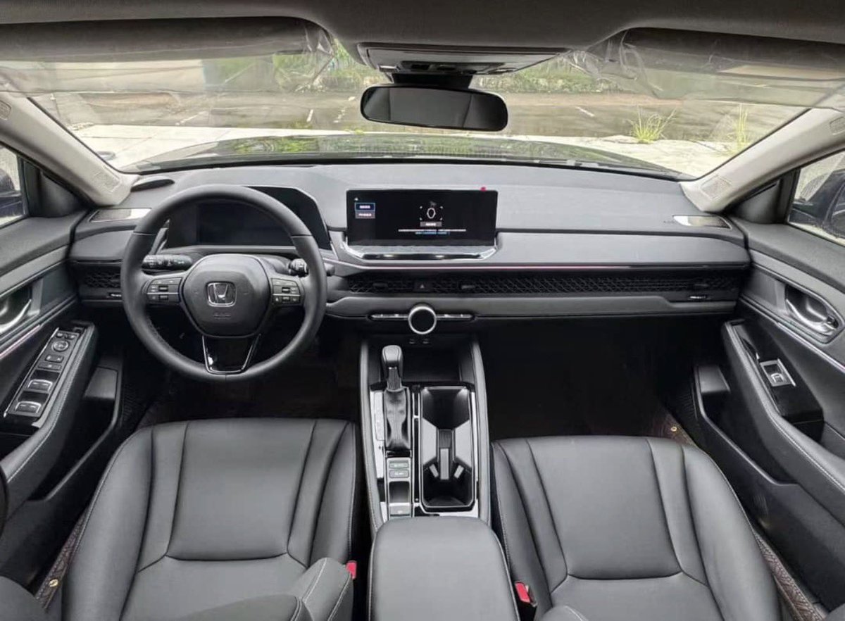 steasyautos's tweet photo. Special Price: 26M 
Door step delivery 

2025 model Honda Accord , Luxury Edition, keyless entry, one-touch start, multifunctional steering wheel, head-up display, adaptive front and rear lights, LCD instrument cluster, multi-color ambient lighting, large screen navigation, rearview camera, electric leather seats, sunroof