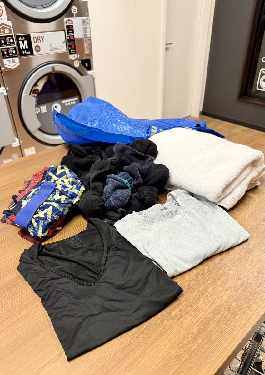 KonomiRyotaro's tweet photo. ◾️日常よもやま話◾️
／
52才おじさん議員のルーティン！
＼
福岡で(東京も)、
単身生活しています。

週末の夜はいつも
近所のコインランドリーで
ぐるぐるしてます🌀
日曜日の夜は
比較的空いてる場合が
多いですが、
今週の九州福岡は雨続き…
きょうは混んでました。

断続的に強い雨が降っています。
引き続き注意しましょう。

#このみ亮太郎
#国民民主党