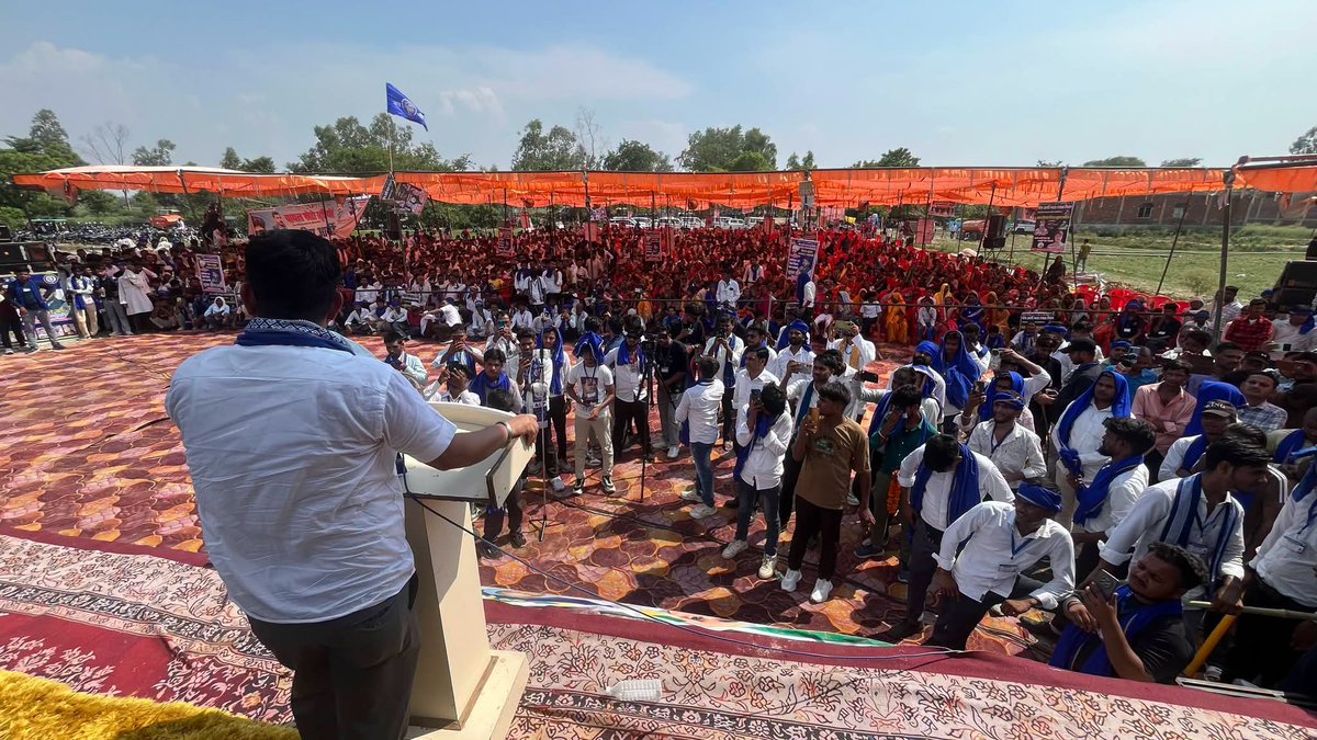 VinayRatanSingh's tweet photo. आज जनपद कन्नौज में भीम आर्मी भारत एकता मिशन एवं आजाद समाज पार्टी (कांशीराम) के विशाल बहुजन महासम्मेलन में उमड़ा जनसैलाब इस बात का प्रमाण है कि बहुजन समाज अब अपने सम्मान, अधिकार और संविधान की रक्षा के लिए पूरी ताकत के साथ खड़ा हो चुका है।

सभा को संबोधित करते हुए मैंने स्पष्ट कहा कि जिस गरीब, दलित, आदिवासी, पिछड़े, वंचित या किसी भी बेगुनाह पर अत्याचार होगा, उसके साथ सबसे पहले भीम आर्मी खड़ी मिलेगी।

हम डरने वाले नहीं हैं, हम झुकने वाले नहीं हैं और न ही अन्याय के सामने कभी समझौता करने वाले हैं। हमारी लड़ाई किसी जाति या धर्म के खिलाफ नहीं, बल्कि अन्याय, शोषण और अत्याचार के खिलाफ है
कन्नौज के सभी साथियों का प्रेम, विश्वास और अभूतपूर्व समर्थन जीवन भर याद रहेगा। यह जनसमर्थन नहीं, बल्कि परिवर्तन का बिगुल है
#कांशीराम_साहब_का_मिशन #बहुजन_एकता #कन्नौज_महासम्मेलन #आजाद_समाज_पार्टी #जय_भीम #भीम_आर्मी_शेर #आजाद_समाज_पार्टी #कन्नौज_फतह #बहुजन_पावर #जय_भीम_जय_भारत