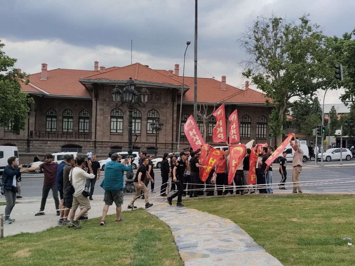 tarihselmaddci's tweet photo. Emperyalist efendiler diledikleri kadar sesimizi kısmayı denesinler, istedikleri kadar baskı uygulasınlar.

Sonunda kızıl soluğumuz duyulacak ve emperyalizme karşı mücadele kazanacak.

NATO'ya HAYIR! https://t.co/2KCrQ9FVm4