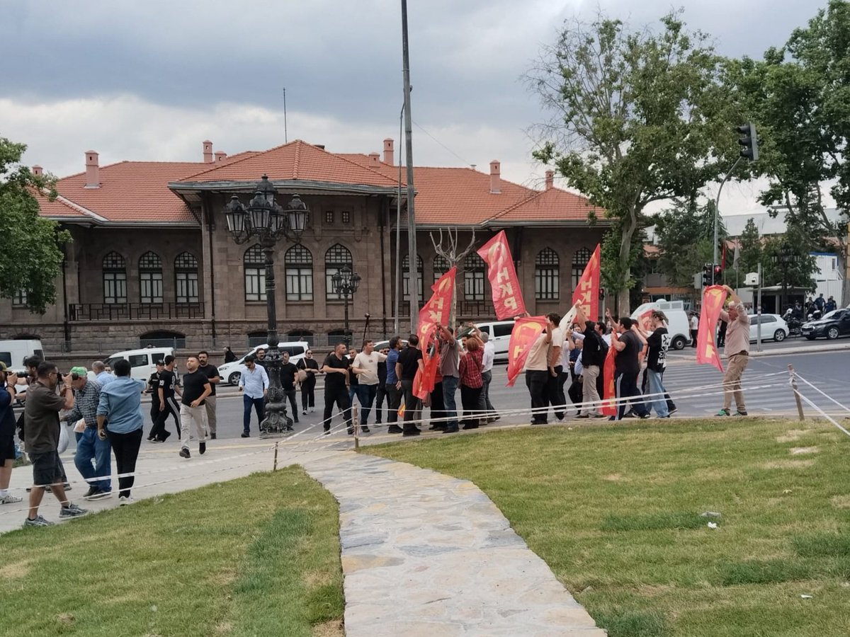 tarihselmaddci's tweet photo. Emperyalist efendiler diledikleri kadar sesimizi kısmayı denesinler, istedikleri kadar baskı uygulasınlar.

Sonunda kızıl soluğumuz duyulacak ve emperyalizme karşı mücadele kazanacak.

NATO'ya HAYIR! https://t.co/2KCrQ9FVm4