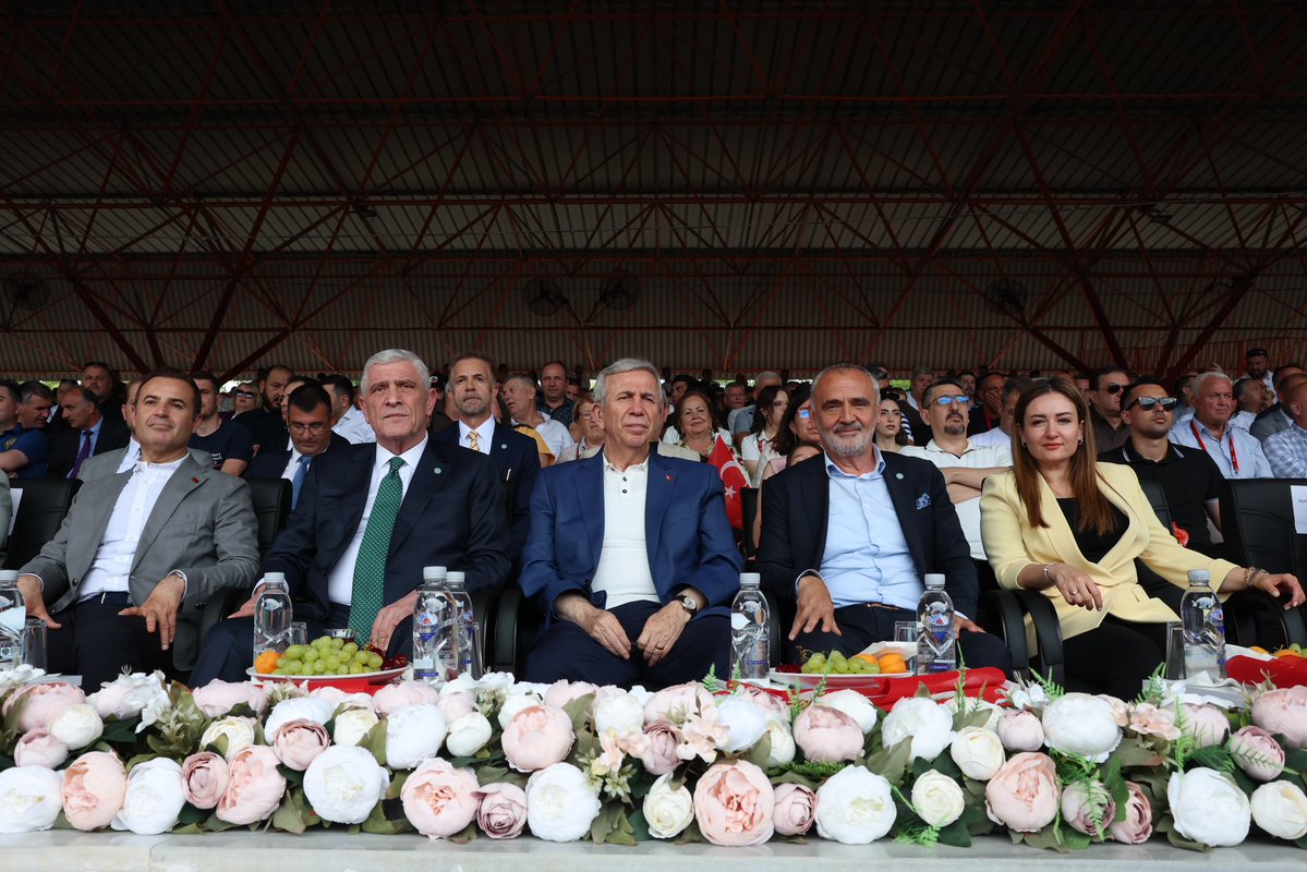 busraozdemirtr's tweet photo. Haydi başpehlivanlar! Dualarımız ve desteğimiz sizinle!🫶🏼

665. Tarihi Kırkpınar Yağlı Güreşleri’nde yarı finalde er meydanına çıkan başpehlivanlarımız Mustafa Taş ve Erkan Taş’a başarılar diliyorum.

Er meydanında kol bağlayan, final yolunda alın teri döken tüm pehlivanlarımıza kuvvet, kolaylık ve başarı diliyorum.