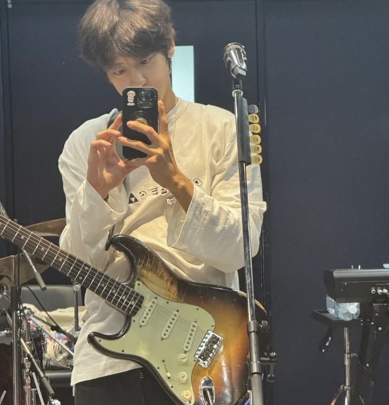 byunxbaek_'s tweet photo. #chanbaek two tweet au 

Briney nemenin pacar (Kak Madhav) manggung sama temen band nya https://t.co/xQSWDUK11L