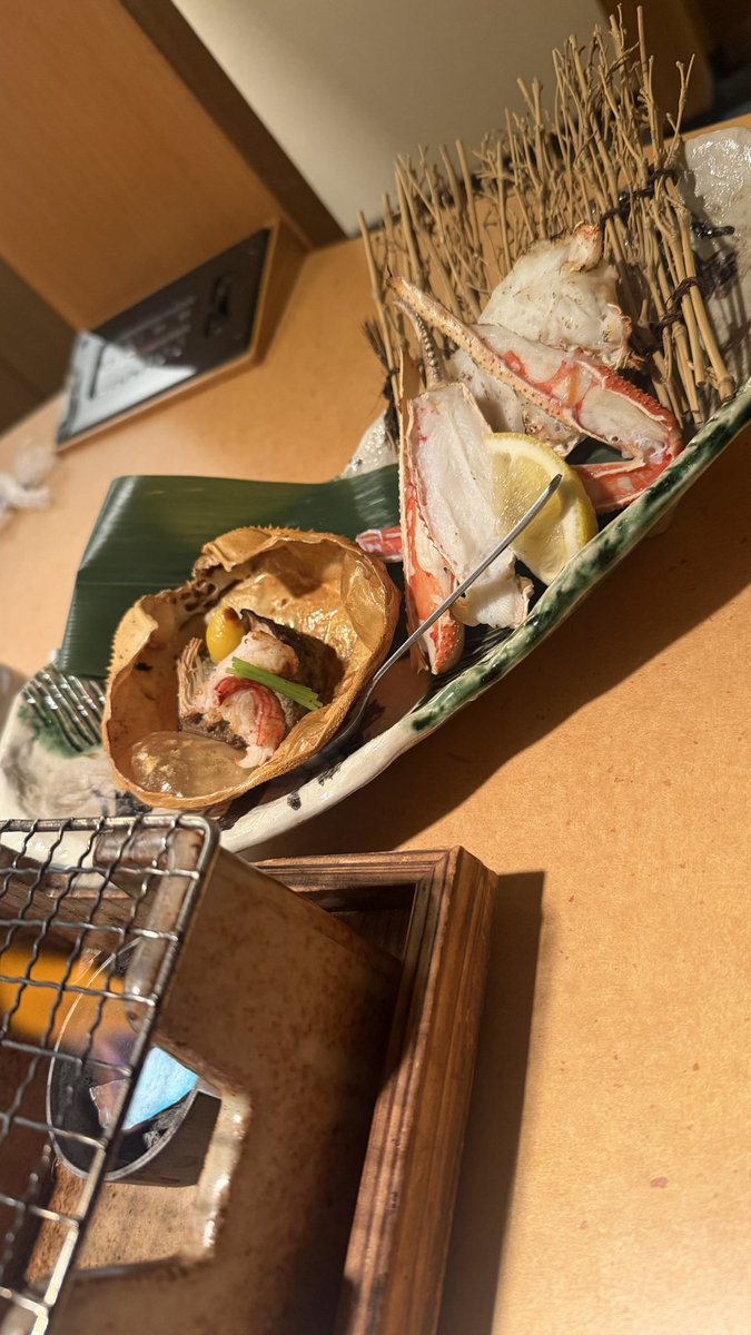 natsume0804's tweet photo. もうすぐ親の誕生日なので誕生日祝いにかに道楽！🦀🦀コースで色々食べられてお得だけど次は単品で好きな料理をひたすら頼もうかな、焼きガニとカニ味噌が好きすぎてそれ以外の感想がないもん…

デザートの抹茶アイスは抹茶を目の前で点ててくれて本物の抹茶の苦味がバニラアイスに合うんだ…🍵🍨 https://t.co/2pW9XI9fc5
