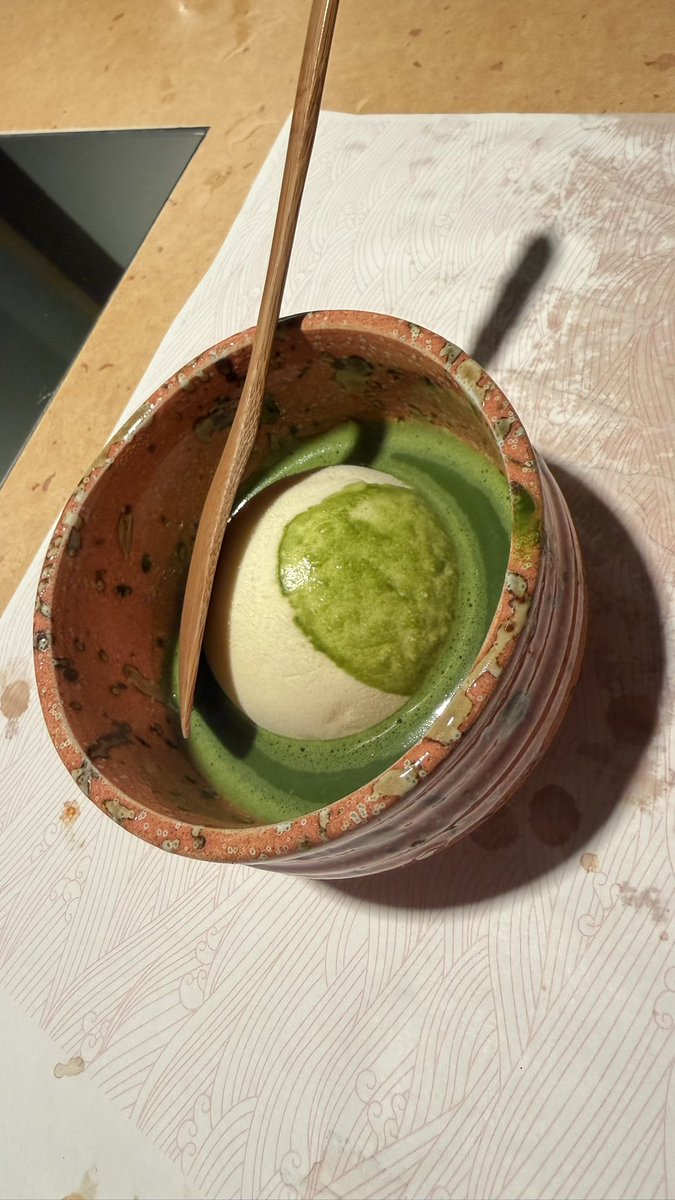 natsume0804's tweet photo. もうすぐ親の誕生日なので誕生日祝いにかに道楽！🦀🦀コースで色々食べられてお得だけど次は単品で好きな料理をひたすら頼もうかな、焼きガニとカニ味噌が好きすぎてそれ以外の感想がないもん…

デザートの抹茶アイスは抹茶を目の前で点ててくれて本物の抹茶の苦味がバニラアイスに合うんだ…🍵🍨 https://t.co/2pW9XI9fc5