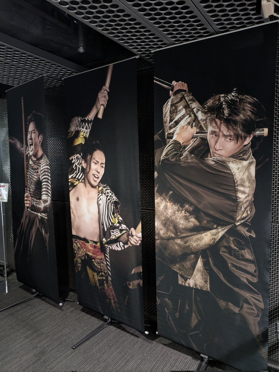 mimi_mitani's tweet photo. 大阪ABCホール行ってきましたーっ！！
最高の公演でしたっ！初めて聞く曲もたくさんっ！迫力すごくて体に音が響く！！😳
物販には初登場の南阪くんがいましたよー✨
早く新宿ルミネでもたくさん観たいっっ❣️ますます楽しみになりました💕
＃人が写り込んでたため
#再投稿💦
#DRUMTAO
＃SUPERLIVE https://t.co/KZ4QorpUSs