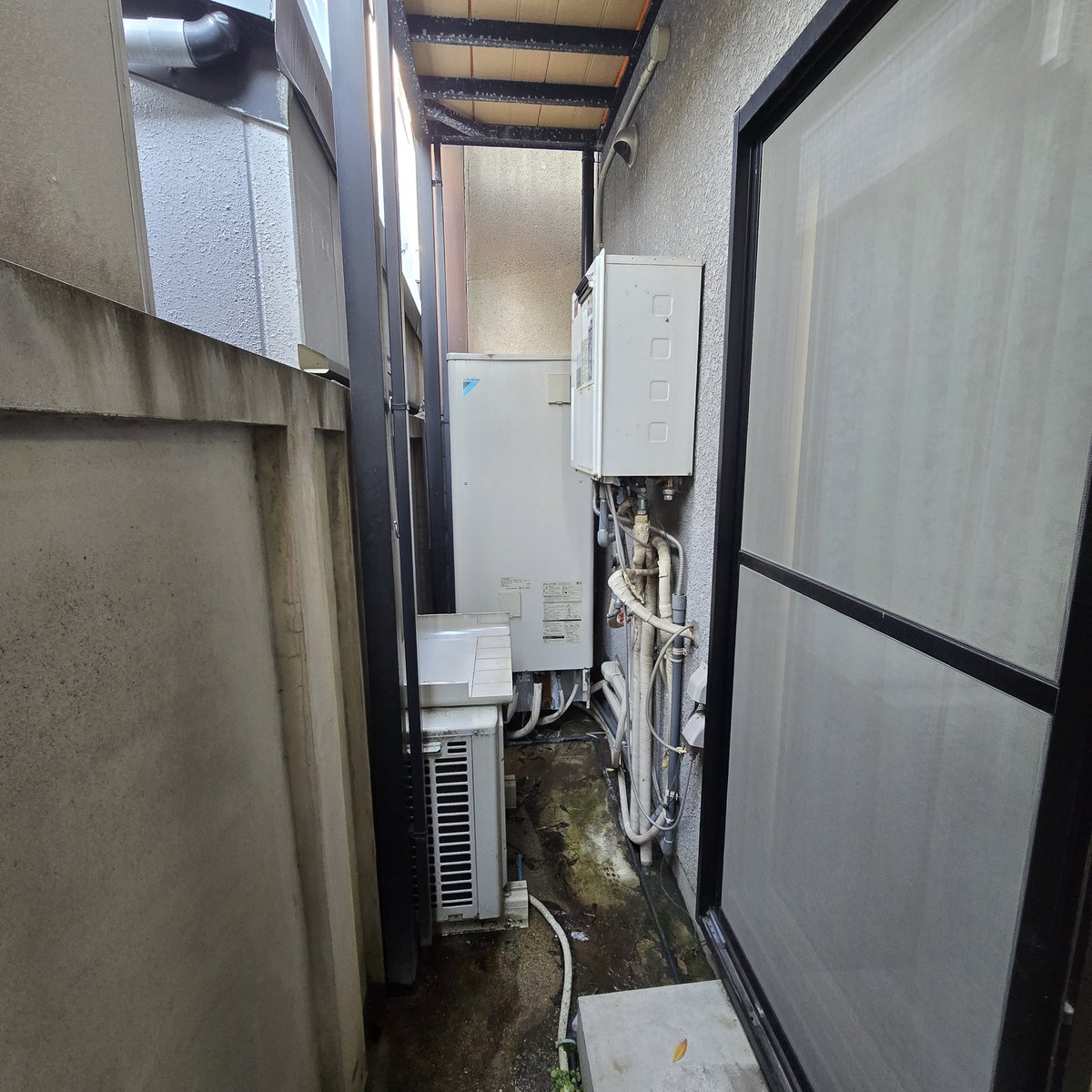 Kiyoshi_Rocket3's tweet photo. ☆本日のWORK☆

ユニットバスが終わって、エコキュートを外したのでお風呂から見える場所に坪庭風の目隠スペースを造作しましたー

南天の樹とお風呂の照明と連想した間接照明を仕込みました
お風呂から見えるプライベート空間を兼ねています

#ハーマンワークス 
#リフォーム 
#改装 
#坪庭 
#目隠 https://t.co/PIoctI8bUD