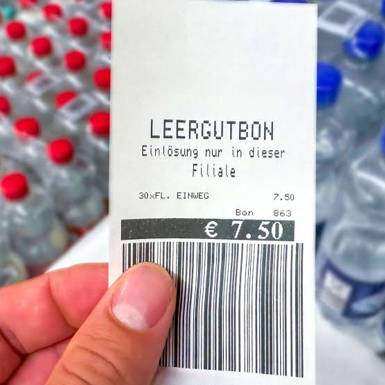 Raya_for_BTS's tweet photo. ARMYs visiting Munich! When buying drinks look out for this symbol on your bottle. You pay 0.25€ deposit. When you bring it back to any store, you'll get the money back! Look for a station like this one. After putting all your bottles inside, you'll get a coupon.+ https://t.co/BcTJVyffU4
