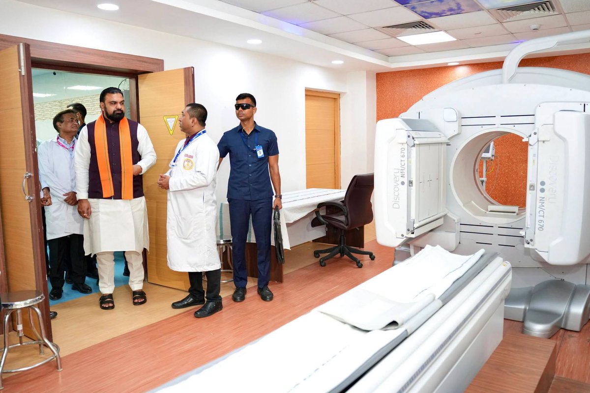 samrat4bjp's tweet photo. AIIMS, पटना का निरीक्षण कर आधुनिक एवं गुणवत्तापूर्ण स्वास्थ्य सुविधाओं के विस्तार के लिए कई महत्वपूर्ण निर्णय लिए।

एम्स, पटना के विस्तार हेतु 24 एकड़ भूमि उपलब्ध कराई जाएगी, बर्न पीड़ित मरीजों के लिए स्किन बैंक की व्यवस्था विकसित की जाएगी, एम्स से नाथूपुर तक 4 लेन सड़क निर्माण कार्य को शीघ्र पूर्ण कराया जाएग��� तथा एम्स परिसर स्थित तालाब का जीर्णोद्धार कर उसे आकर्षण एवं पर्यटन के केंद्र के रूप में विकसित किया जाएगा।

बेहतर स्वास्थ्य व्यवस्था, विकसित बिहार की मजबूत नींव है।