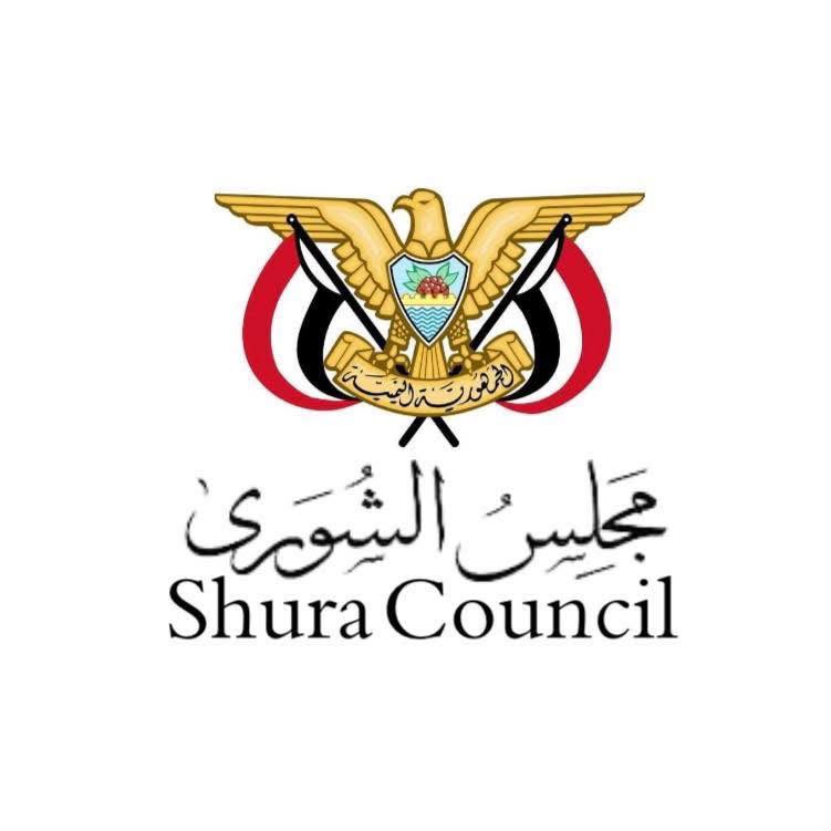 ahmedbindaghar's tweet photo. بيان صادر عن مجلس الشورى اليمني

يدين مجلس الشورى اليمني ويستنكر التصعيد الخطير والتهديدات التي أطلقتها مليشيا الحوثي الإرهابية بحق المملكة العربية السعودية، والتي تمثل امتدادًا لنهجها العدائي وسلوكها الممنهج في تقويض جهود السلام، وزعزعة أمن واستقرار اليمن والمنطقة، وتنفيذ أجندة النظام الإيراني على حساب المصالح الوطنية العليا للشعب اليمني.

ويؤكد المجلس أن هذه التهديدات تعكس مجددًا ارتهان المليشيا الكامل للمشروع الإيراني، واستمرارها في توظيف مؤسسات الدولة ومقدراتها والمنافذ الواقعة تحت سيطرتها لخدمة أجندات خارجية تتعارض مع سيادة الجمهورية اليمنية، وتستهدف تقويض أمنها واستقرارها، والإضرار بمحيطها العربي والإقليمي.

ويشير مجلس الشورى إلى أن المليشيا الحوثية، ومنذ انقلابها على الدولة، دأبت على إفشال جميع المبادرات الإقليمية والدولية الرامية إلى إنهاء الحرب وإحلال السلام، وفي مقدمتها المبادرات والجهود المخلصة التي قادتها المملكة العربية السعودية، إلى جانب الأشقاء والأصدقاء، من أجل التوصل إلى تسوية سياسية شاملة تنهي معاناة اليمنيين وتعيد مؤسسات الدولة.

وبدلا من التجاوب مع تلك الجهود، واصلت المليشيا تصعيدها العسكري، واستهدفت الملاحة البحرية والتجارة الدولية، واستجلبت العقوبات والعزلة الدولية، متسببة في تعميق الأزمة الاقتصادية والإنسانية، وإلحاق أضرار جسيمة بالبنية التحتية والموانئ والمطارات والمنشآت الاقتصادية والخدمية اليمنية، الأمر الذي فاقم معاناة المواطنين وألقى بظلاله الكارثية على الأوضاع المعيشية في مختلف أنحاء البلاد.

ويؤكد مجلس الشورى اليمني أن التهديدات الموجهة ضد الأشقاء المملكة العربية السعودية لا تستهدف أمنها الوطني فحسب، بل تمثل تهديدا مباشرا للأمن القومي العربي، وللأمن الإقليمي والدولي، وتقويضا للجهود الرامية إلى خفض التصعيد، كما تؤكد استمرار النظام الإيراني في استخدام المليشيات المسلحة كأدوات لزعزعة الاستقرار وتهديد السلم والأمن الدوليين.

ويثمن مجلس الشورى عاليا المواقف الأخوية الصادقة للمملكة العربية السعودية، قيادة وحكومة وشعبا، ودورها المحوري في دعم الشرعية الدستورية، ومساندة الشعب اليمني، وحرصها المستمر على تحقيق السلام والاستقرار والتنمية في اليمن، مؤكدا أن هذه الجهود ظلت تصطدم بتعنت المليشيات الحوثية وارتهانها الكامل للنظام الإيراني.

ويحمل مجلس الشورى النظام الإيراني ومليشيا الحوثي الإرهابية المسؤولية الكاملة عن التداعيات الخطيرة لهذا النهج التصعيدي، وعن كل ما يترتب عليه من تهديد لأمن الجمهورية اليمنية والمنطقة، وتعطيل لمسارات السلام، وإطالة أمد معاناة الشعب اليمني.

ويدعو المجلس الأمم المتحدة، ومجلس الأمن، وكافة الشركاء الإقليميين والدوليين، إلى تجاوز مرحلة الإدانة، واتخاذ خطوات عملية رادعة لوقف الانتهاكات الحوثية والإيرانية، وتشديد الرقابة على قنوات تمويل وتسليح المليشيات، ومنع استخدام الأراضي والمنافذ اليمنية لخدمة المشاريع التخريبية العابرة للحدود، بما يسهم في حماية الأمن الإقليمي والدولي، ودعم مؤسسات الدولة اليمنية الشرعية، واستعادة سيادتها الكاملة على أراضيها ومقدراتها.

هيئة رئاسة مجلس الشورى
الجمهورية اليمنية
5 يوليو 2026م
