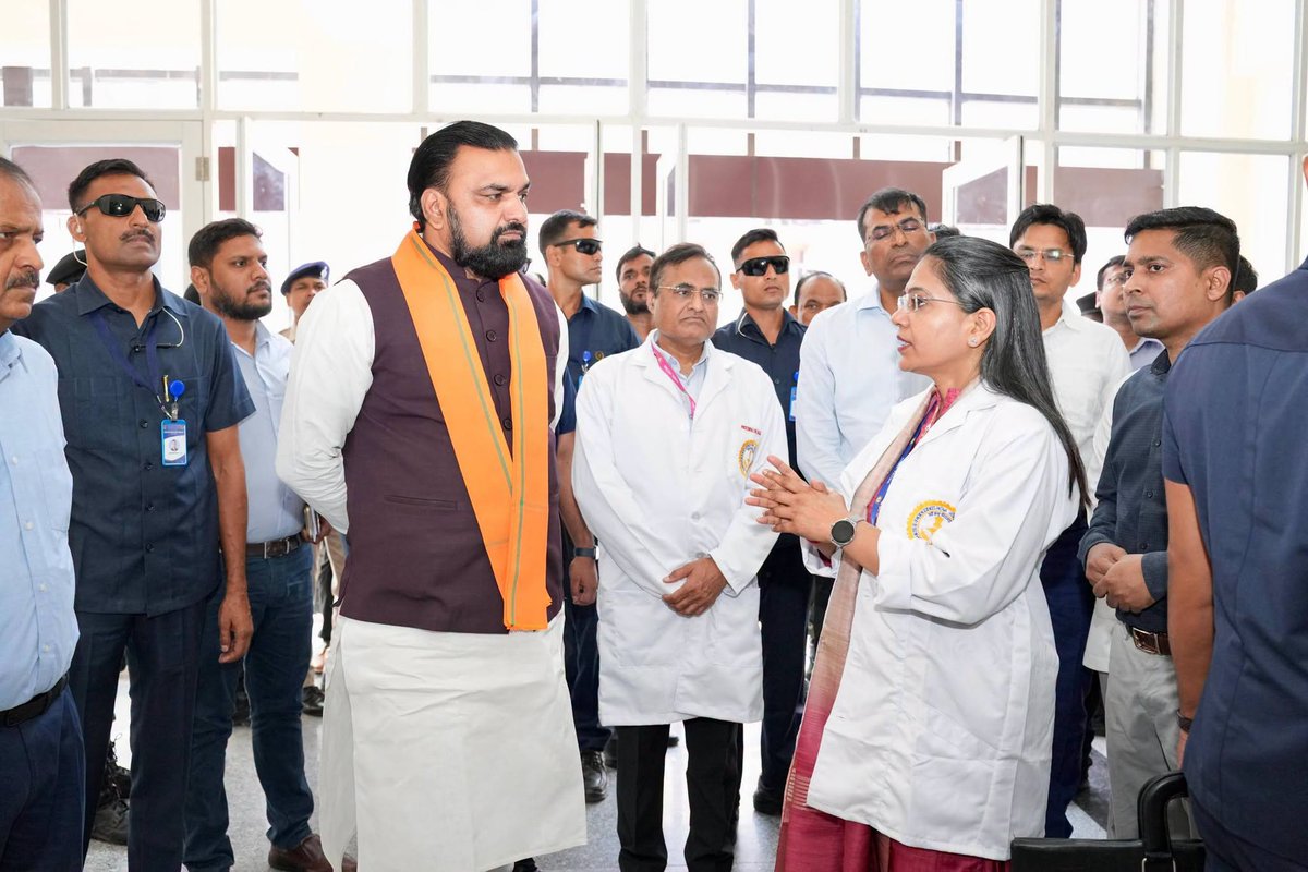 samrat4bjp's tweet photo. AIIMS, पटना का निरीक्षण कर आधुनिक एवं गुणवत्तापूर्ण स्वास्थ्य सुविधाओं के विस्तार के लिए कई महत्वपूर्ण निर्णय लिए।

एम्स, पटना के विस्तार हेतु 24 एकड़ भूमि उपलब्ध कराई जाएगी, बर्न पीड़ित मरीजों के लिए स्किन बैंक की व्यवस्था विकसित की जाएगी, एम्स से नाथूपुर तक 4 लेन सड़क निर्माण कार्य को शीघ्र पूर्ण कराया जाएग��� तथा एम्स परिसर स्थित तालाब का जीर्णोद्धार कर उसे आकर्षण एवं पर्यटन के केंद्र के रूप में विकसित किया जाएगा।

बेहतर स्वास्थ्य व्यवस्था, विकसित बिहार की मजबूत नींव है।