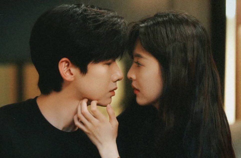 pyeonaee's tweet photo. 중드 입문작으로 ‘딱’인 로맨스 추천!!!❤️

근본 of 근본 
1. 《 투투장부주 》 

오빠친구를 짝사랑한다면 이런 기분일까.. 학생 때부터 시작했던 짝사랑, 어른이 된 후 다시 재회하며 쌍방까지 말아줌..🫰🏻

설레고 풋풋한 로맨스를 봤다면 애절MAX 
2. 《 난홍 》 

레전드 한 여자만 바라본 남자의 사랑이야기 투투장부주 여주의 오빠이야기로 세계관연결까지 너무너무 맛도리~

벤츠남? ㄴㄴ 녹차남
3. 《 애니 》 

첫눈에 반해서 직진하는 남자와 그런 남주로 인해 자신을 사랑하는 방법을 알게되는 여주 
의사와 호텔리어의 사랑이야기..아무래도 재미없을 수가 없겠지..

자 이제 또 데굴데굴 구르는 로맨스
4. 《 점연아온난니 》 

다정한 남자 봤다면 츤데레 남자 봐야겟지.. 근데 또 이렇게 찐 사랑이 있을 수가 없잖아..

중드에서만 볼 수 있는 관계성 맛집
5. 《 알희 》 

게임 속 npc와 플레이어, 동거, 회사 관계성을 서사로 진짜 잘 풀어나간 ㅁㅊ 드라마p 연출이 진짜 아름답고 퀄리티 높아서 보는 재미!

이외에도 
- 겨울 속에서 ㅈㅉ 설레는 로맨스 《 재폭설시분 》 
- 성장과 로맨스가 합쳐지면 이리 맛도리 《 애정이이 》 
- 청춘인 줄 알았는데 미친 사랑 《 치하 》