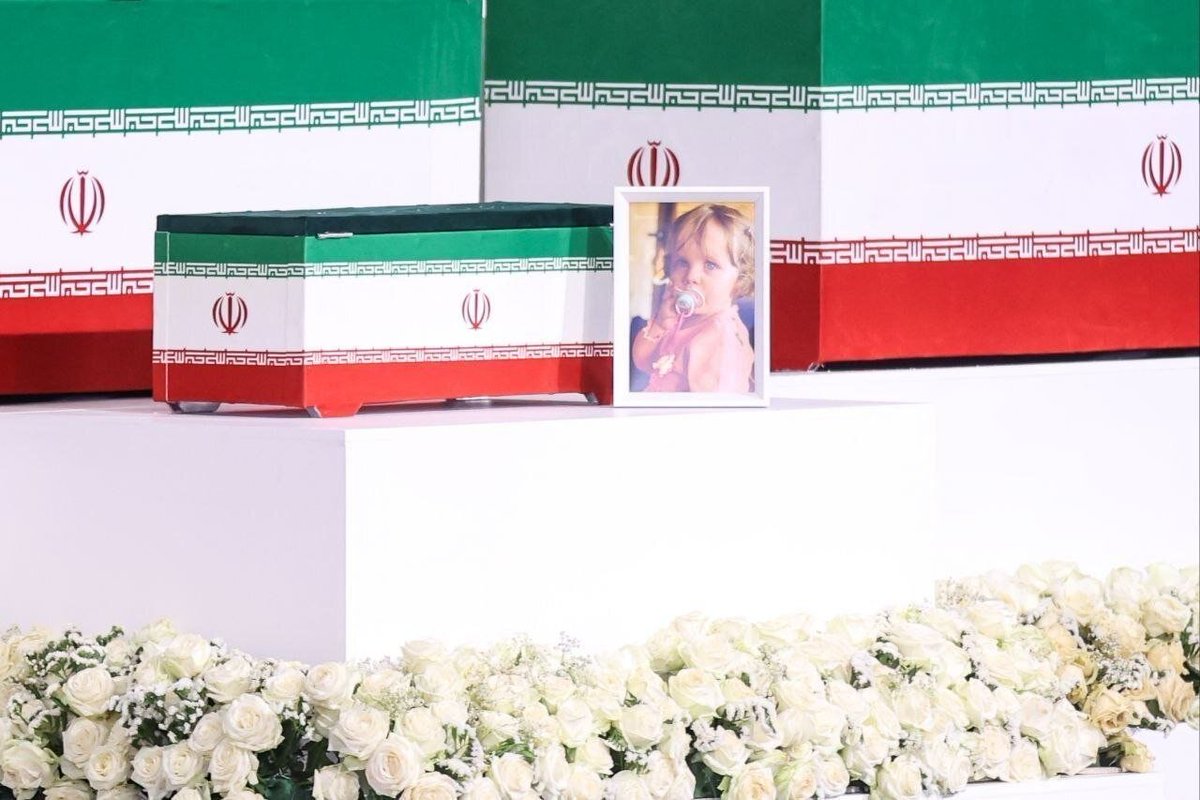 Nadi2120's tweet photo. Indian media wrote: In the glory of farewell; "Zahra's" small coffin unmasks the face of the child killer, claiming human rights

#WeMustRise
#MartyrKhamenei https://t.co/fFRIEqj5JN