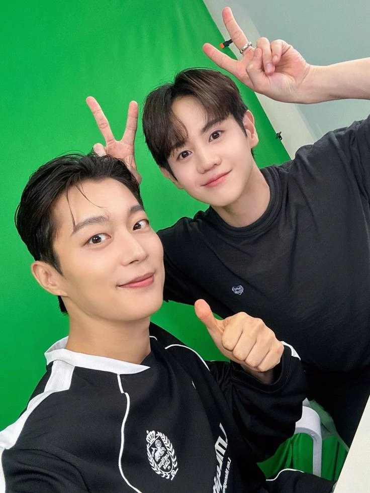Yysmylight's tweet photo. Wishing a happy belated birthday to our handsome leader dujun dujun!
Stay healthy &amp; happy ! 💙
Makasi sering buat yoseop ketawa du🫶

#해피두준데이 #HAPPY_DJ_DAY
#하이라이트 #HIGHLIGHT
#비스트 #BEAST
#윤두준 #YOONDUJUN
#나의_럭키포인트_윤두준
#영원한_나의여름_윤두준 https://t.co/FqBRYr5Sac