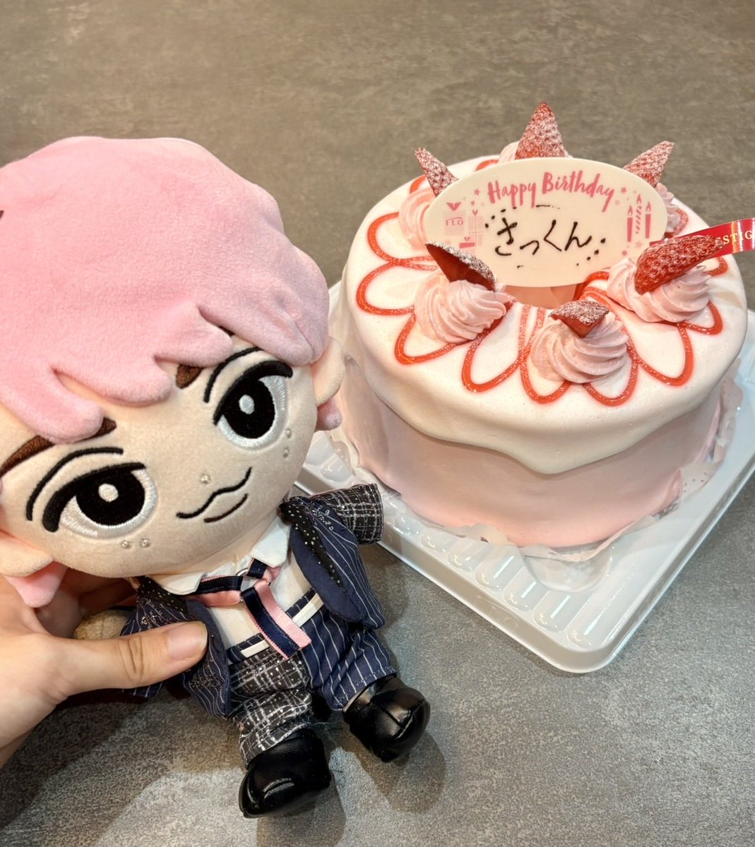 awesome_aoo's tweet photo. 不登校っ子が撮った推し誕ケーキ🎂
インスタライブも熱心に視聴してたけど、楽しそうでなにより
娘も娘の推しも生きる事を楽しんでね https://t.co/Q1lFpWE91E
