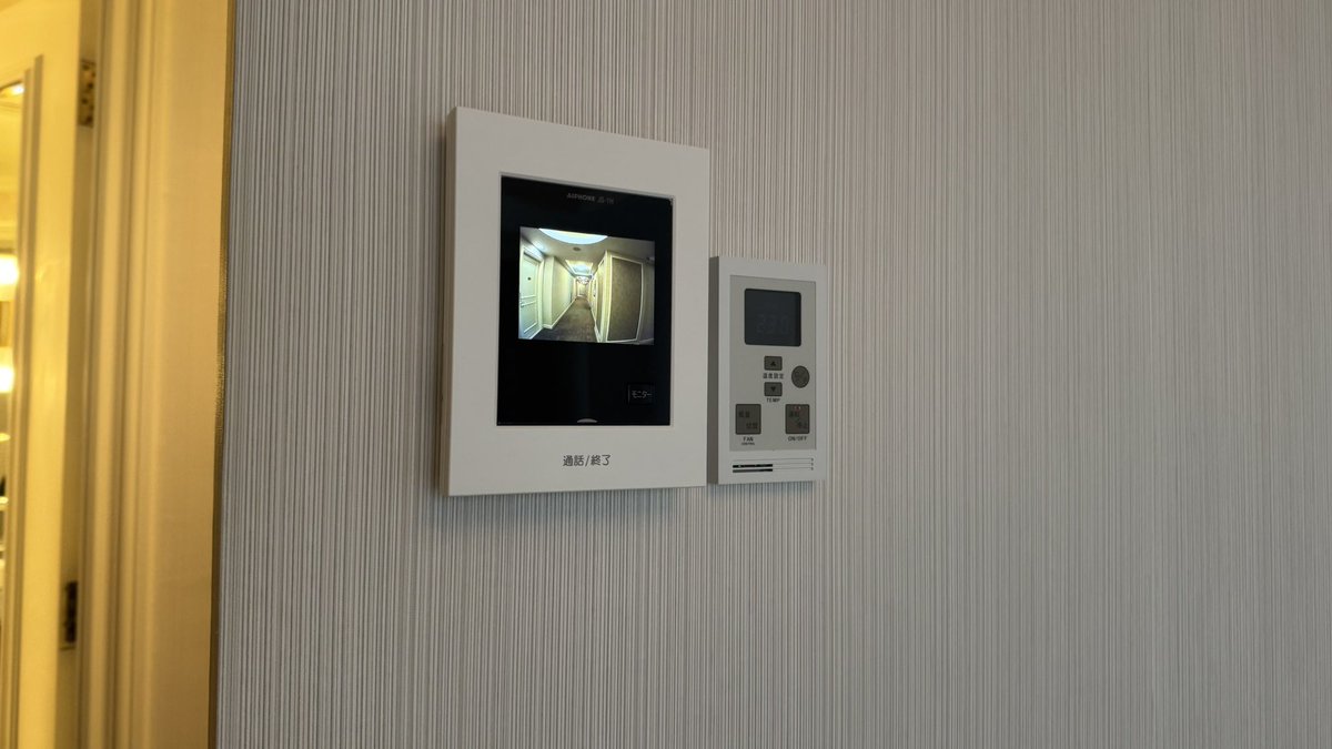 a_willow_123's tweet photo. たけーホテルに泊まって知ったことは、部屋に一般家庭のインターホンがついてることと、ベッドメイキングしたりする人が3人入ってくることでしたm(_ _)m https://t.co/H1gUVQ2Ua5