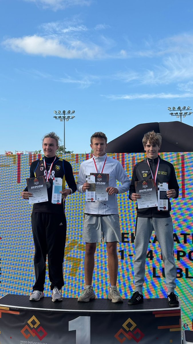 DolnoslaskiZLA's tweet photo. W ostatnim dniu rywalizacji na XXXII Ogólnopolskiej Olimpiadzie Młodzieży "Lubelskie 2026" na podium stanęli:
🥇Dawid Barański (MKS Bolesłavia) - w trójskoku-
🥈Kornelia Kondycka (MKS "Osa" Zgorzelec) - w rzucie dyskiem
🥉Piotr Witkowski (WLKS Wrocław)

#lekkoatletyka #mpu18 https://t.co/MH61leYQNN