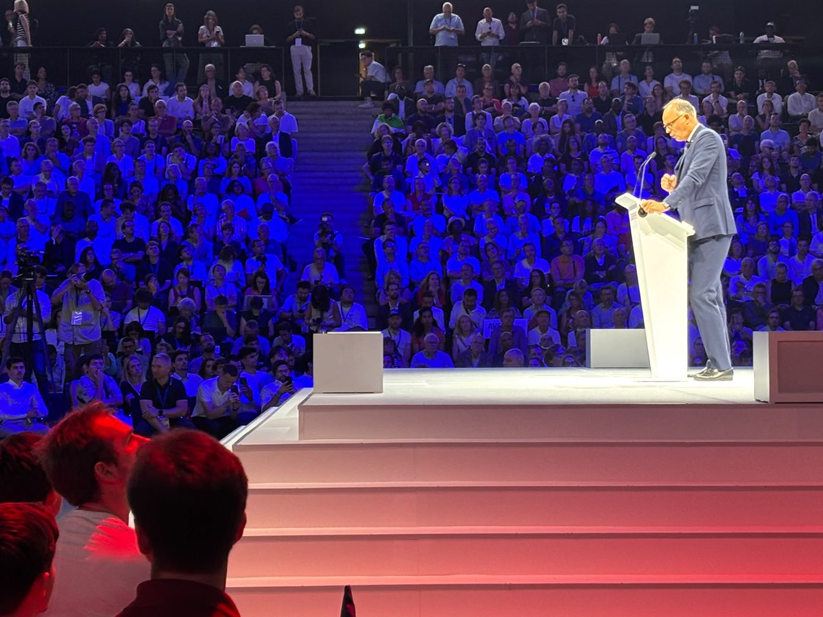Arnaud_Pericard's tweet photo. 📍 En direct du grand meeting d'Édouard Philippe ! Une ambiance de campagne joyeuse, portée par une ferveur et un engouement incroyables.

Un candidat qui s'adresse aux Français avec sincérité pour dire qui il est, où il habite et comment il réfléchit. C’est le lancement d'une aventure collective fondée sur la vérité, la liberté et la confiance. 🇫🇷✨

#EdouardPhilippe #Horizons #Presidentielle