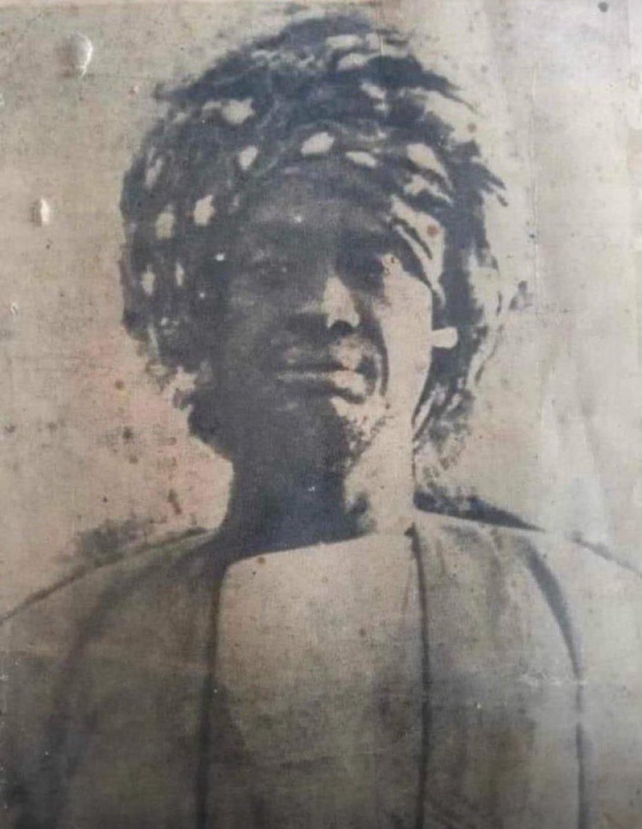 moughniyan's tweet photo. Sa tur wi wen rawuko.
Sa waajur it kenn gënuko.
Saw askan it kenn gënuko.
Sa jikko nag kenn duko am.

Li tax yaw amoo dindando jagle nga am ciw turando, ngir koo di bokkal turando Aaminatu du doon ndayam, mbaa bu Ami doone ndayam Seexull Xadim du waajuram.

Seex Mustafaal Karim🙏🏽 https://t.co/S1wgNVxPMh