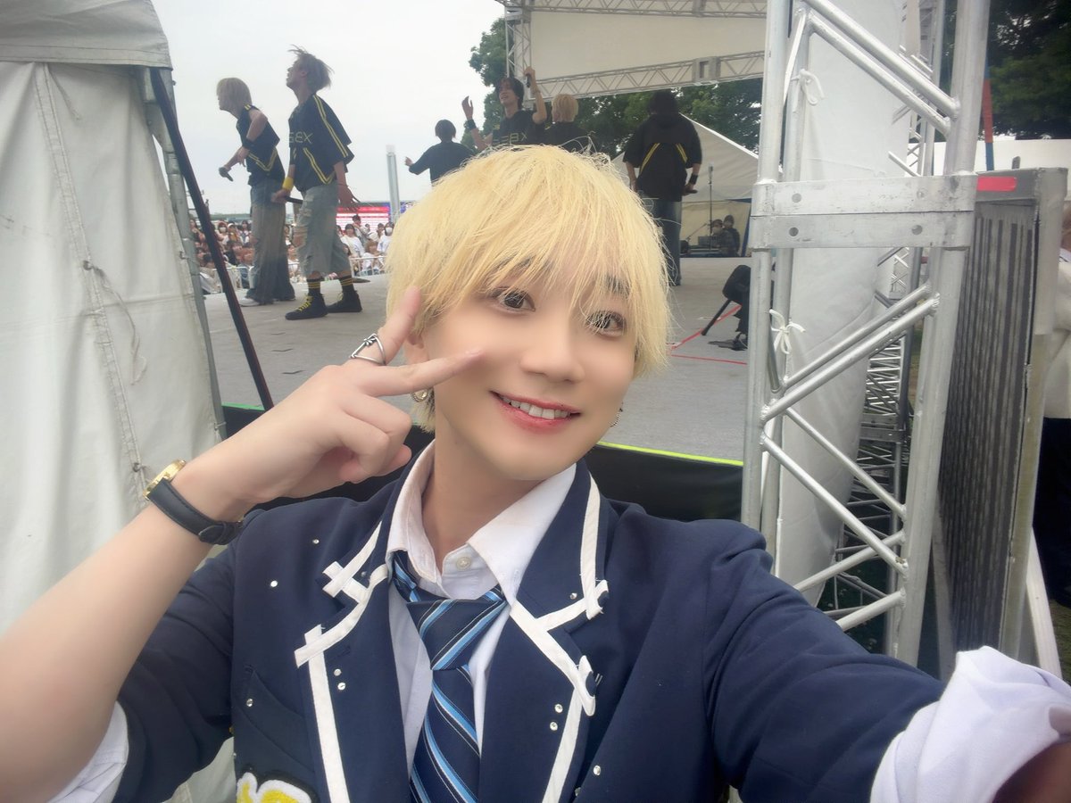 dol_tomoki's tweet photo. 『Summer Freeze』リリースイベント最終日ありがとうございました🙇‍♂️

最終日なんとか天気も味方をしてくれて最後締めくくることができました。

そして改めてリリースイベントデイリーランキング1位本当にありがとうございました‼️

みんなと過ごした約3ヶ月はとてもこの自分達の人生の中でも一生記憶に残る思い出になりました。

毎日配信もメンバーとの絆も深まり、みんなとの時間をLIVE以外で作れたこともとても貴重な時間でした。

改めて約3ヶ月『Summer Freeze』を広めていただきありがとうございました。

ここからフランスでD.O.Lを広めてきます。少しだけみんなと会う時間は空いてしまいますが、また帰って来た時に笑顔でお会いしましょう😌

改めてここまでの期間ありがとうございました🙏✨

またね✌️

あっ、バイビーを添えて、。笑

　　　　　　　　　　　　　　ともき