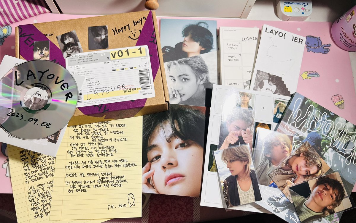 sacredspacetk's tweet photo. ᯓ★ love mail .ᐟ.ᐟ from @kpopfever.ph (orange app)
#sacredmails

⊹ ࣪ ˖ crying while unboxing them cause they are my dream albums. purple layover really calling me so i chose it and kaisheushs every pc i pulled is new to me 🥹 https://t.co/vd65y3PCna