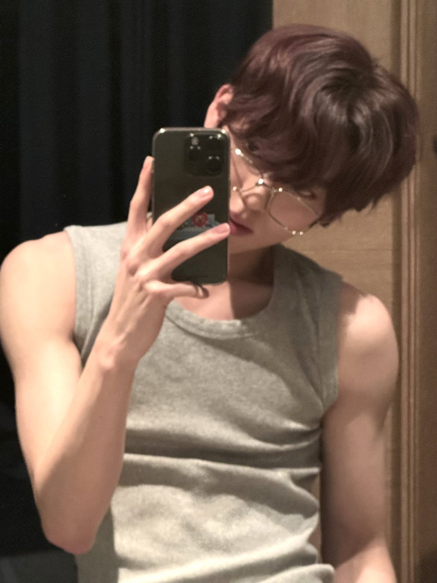 7MiKi012's tweet photo. 민소매 참 좋네 https://t.co/x5zzzHW1CK