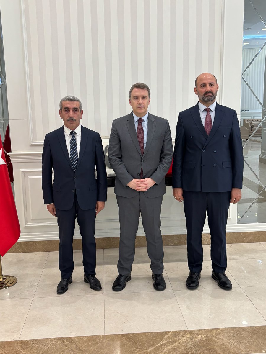 TC_BagdatBE's tweet photo. Irak’taki görev süresi sona eren Türkiye Maarif Vakfı (TMV) Ülke Müdürü Sayın Fahreddin Keskin ile görevi devralacak yeni Ülke Müdürü Sayın Ali Arıkmert’i Büyükelçiliğimizde ağırladık.

Sayın Keskin’e ve Sayın Arıkmert’e yeni görevlerinde başarılar diliyoruz. https://t.co/nx8XyJAKbw