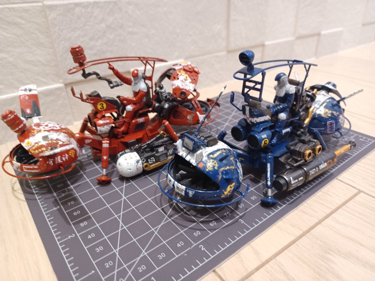 DAISAKU60570985's tweet photo. お早うございます～
DAISAKUです～☂️
昨日のガンプラ『ワッパ』の進捗～😆
引き続き、両機のデカールを追加で貼り貼り～砂埃の摩擦等でかなり擦れた感じになりますが、一応レースカーなので多めに貼って派手さをアピールです☆😚
次はウェザリングですな♪
今日も良い１日を～🎶
～(´∀｀～) https://t.co/KHmX4VIKVX