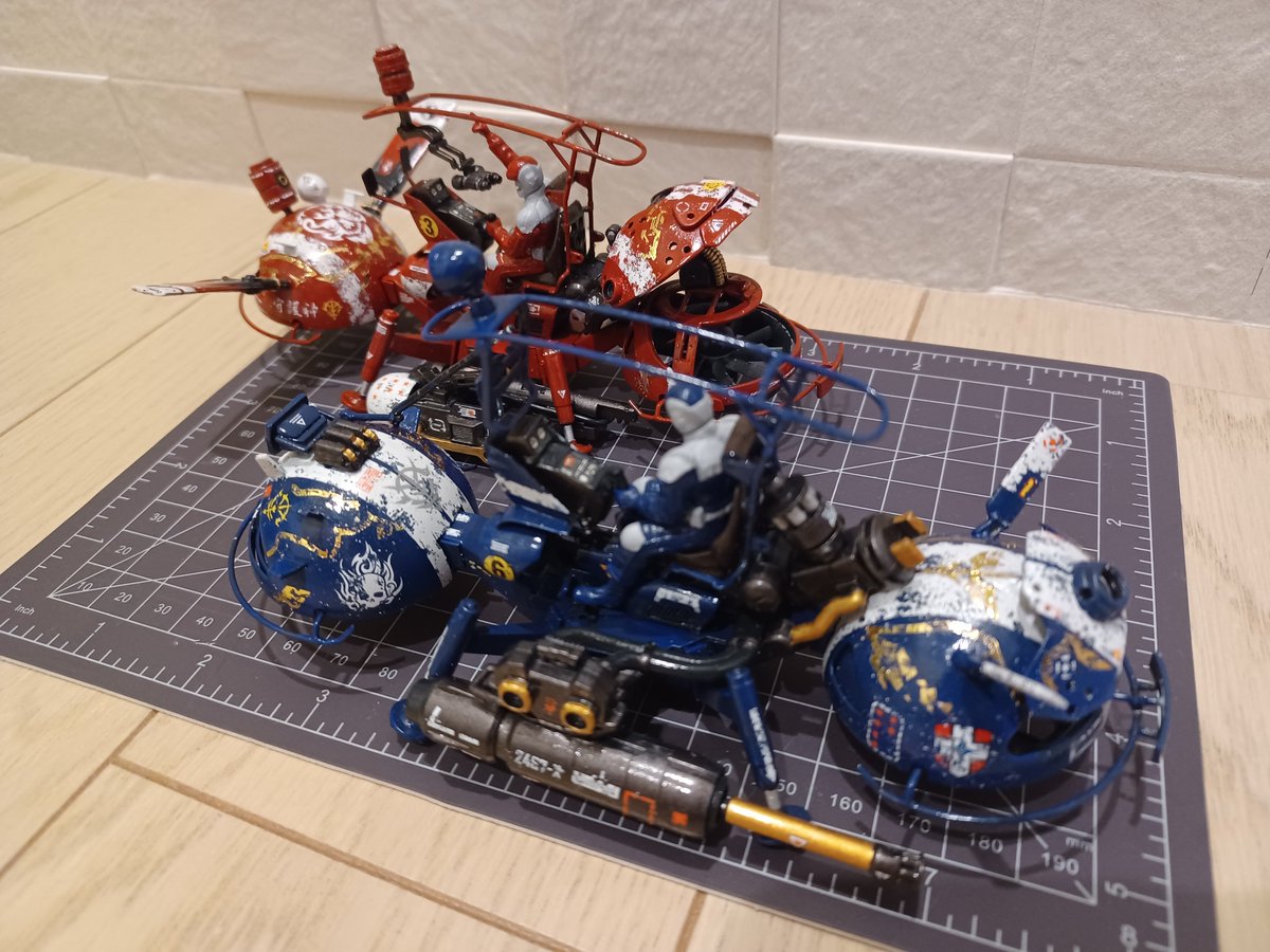 DAISAKU60570985's tweet photo. お早うございます～
DAISAKUです～☂️
昨日のガンプラ『ワッパ』の進捗～😆
引き続き、両機のデカールを追加で貼り貼り～砂埃の摩擦等でかなり擦れた感じになりますが、一応レースカーなので多めに貼って派手さをアピールです☆😚
次はウェザリングですな♪
今日も良い１日を～🎶
～(´∀｀～) https://t.co/KHmX4VIKVX