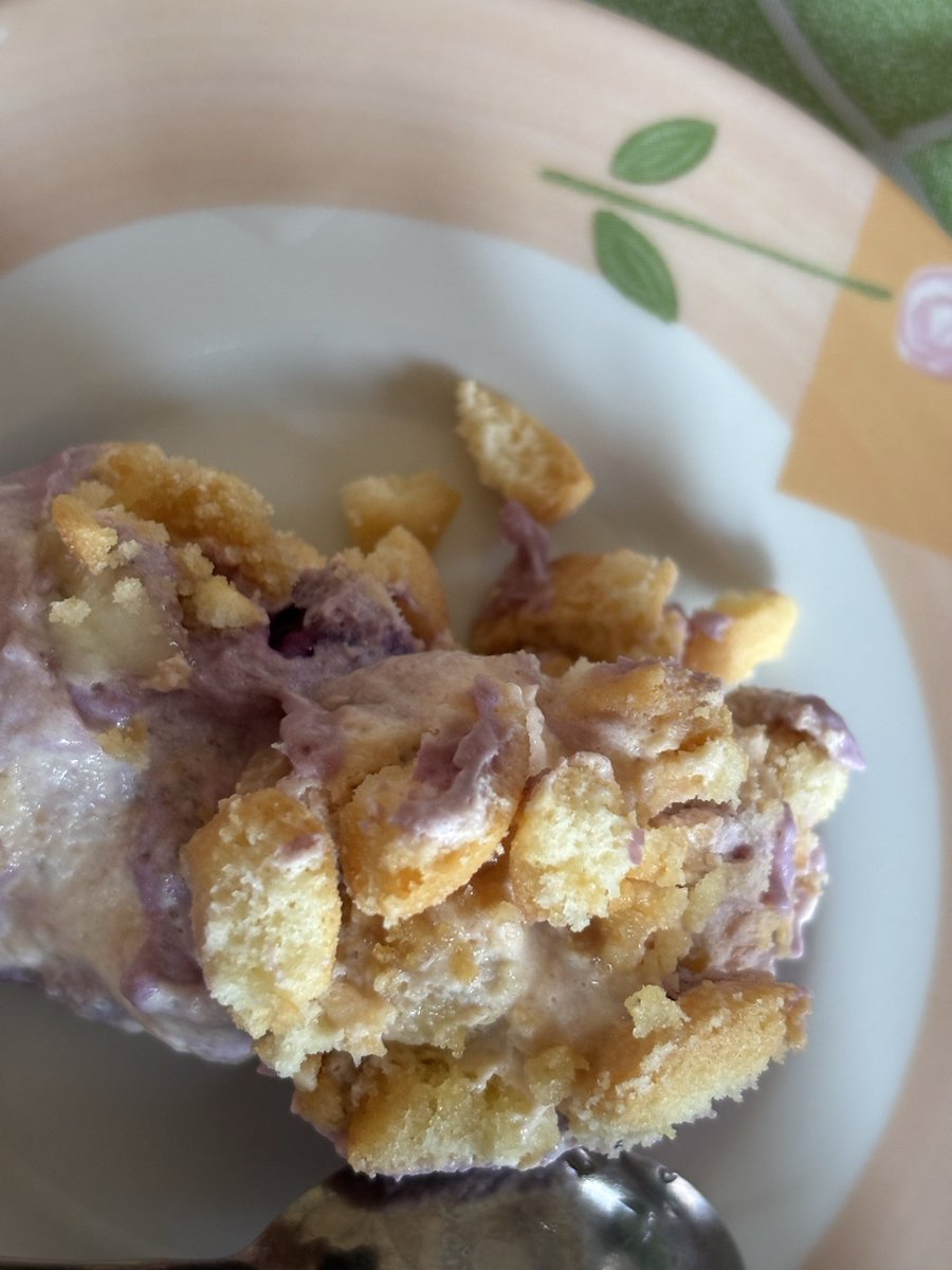 dessyniputu's tweet photo. Weekend dessert : ube banana pudding + ube matcha :3 super proud of myself krn puddingnya enak banget nget 🫶🏻 https://t.co/qNuZVxGYox