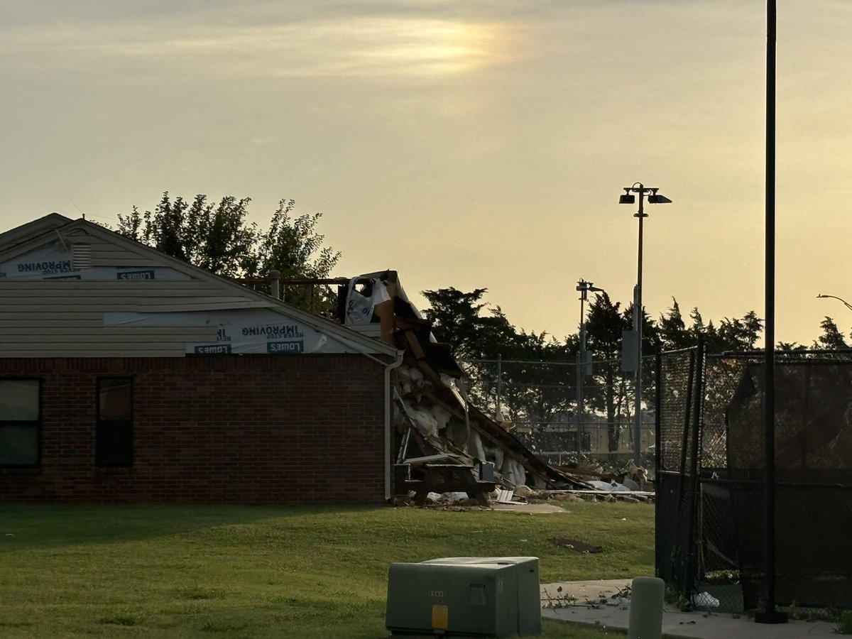 voglerweather's tweet photo. Significant roof damage at the Robinson &amp; 24th Ave NW ambulance garage in Norman @NWSNorman #okwx https://t.co/5KBsarAQH3