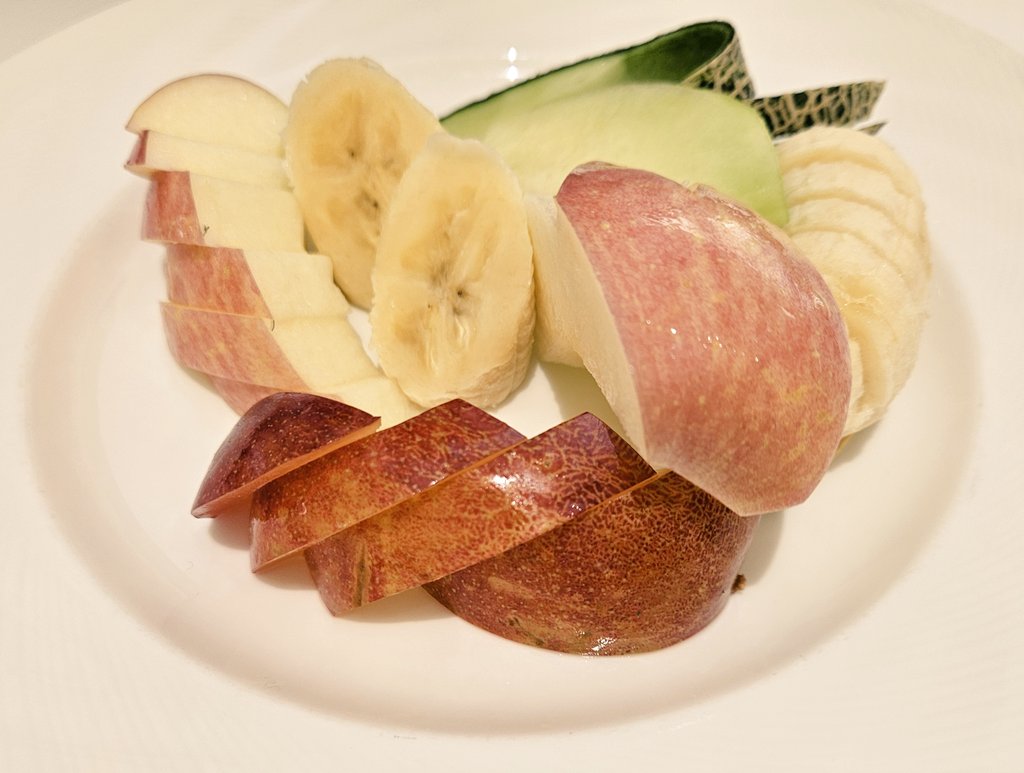 saya_Pandaemo's tweet photo. タカノフルーツティアラで、フルーツ食べ放題してきた🍈🍑🍉🍍
メロン4種類あったり、桃とっても美味しかったりで大満足！😋 https://t.co/ysKx7WcJGT