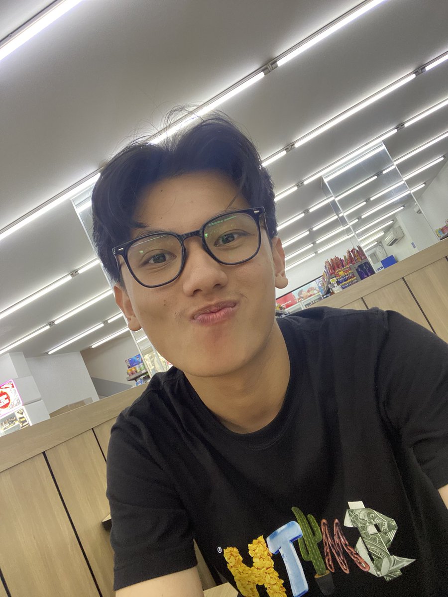 sban_mes's tweet photo. i like wearing glasses so muchhhh https://t.co/BW6aw1cOKj