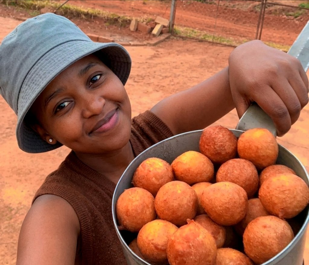 Olivia_LaGrange's tweet photo. Hustler of the week
KEFILWE THABI NGOBENI

@AusyThaby1

This past week has been very tough emotionally for me, but this young lady has really cheered me up. 

Her positivity and drive. 
She reminded me WHY I am here on this platform, and WHY we should never give up, no matter our circumstances.

Kefilwe, thank you. 
I love you to bits !!!