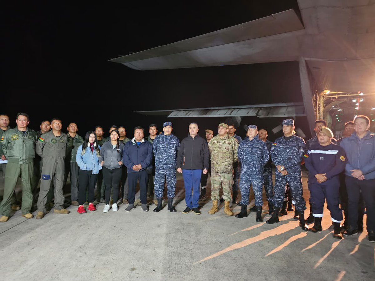 MRE_Bolivia's tweet photo. 🇧🇴❤️🇻🇪 ¡Misión cumplida!

Retornó a Bolivia el contingente de 20 rescatistas especializados que brindó apoyo humanitario tras los terremotos registrados en Venezuela.

Acompañada por el viceministro Héctor Huanca Gutiérrez, la delegación arribó a Santa Cruz luego de desarrollar en La Guaira tareas de evaluación estructural, apuntalamiento de infraestructuras y apoyo en labores de búsqueda, rescate e identificación de personas afectadas.

La misión también acompañó la entrega de seis toneladas de ayuda humanitaria enviada por Bolivia.

🏅 En reconocimiento a su labor, el contingente boliviano fue condecorado con la Medalla “Héroe de Venezuela”.

Bolivia responde con capacidad técnica, cooperación y solidaridad en acción.

#SiempreBolivia #Bolivia #Venezuela #MisiónHumanitaria #AsistenciaHumanitaria #Cooperación #Solidaridad
